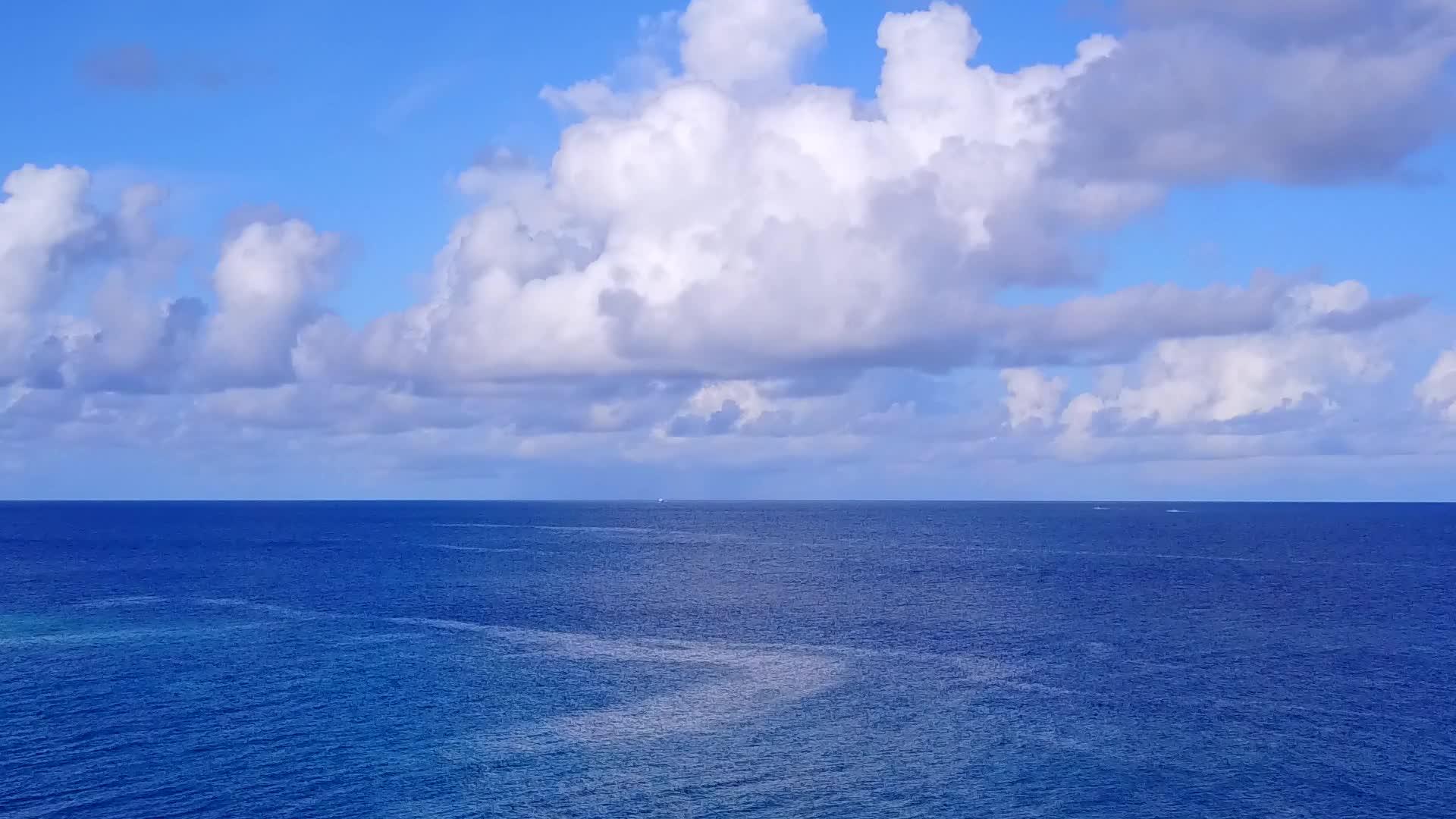 热带度假胜地海滩的天空冒险视频的预览图