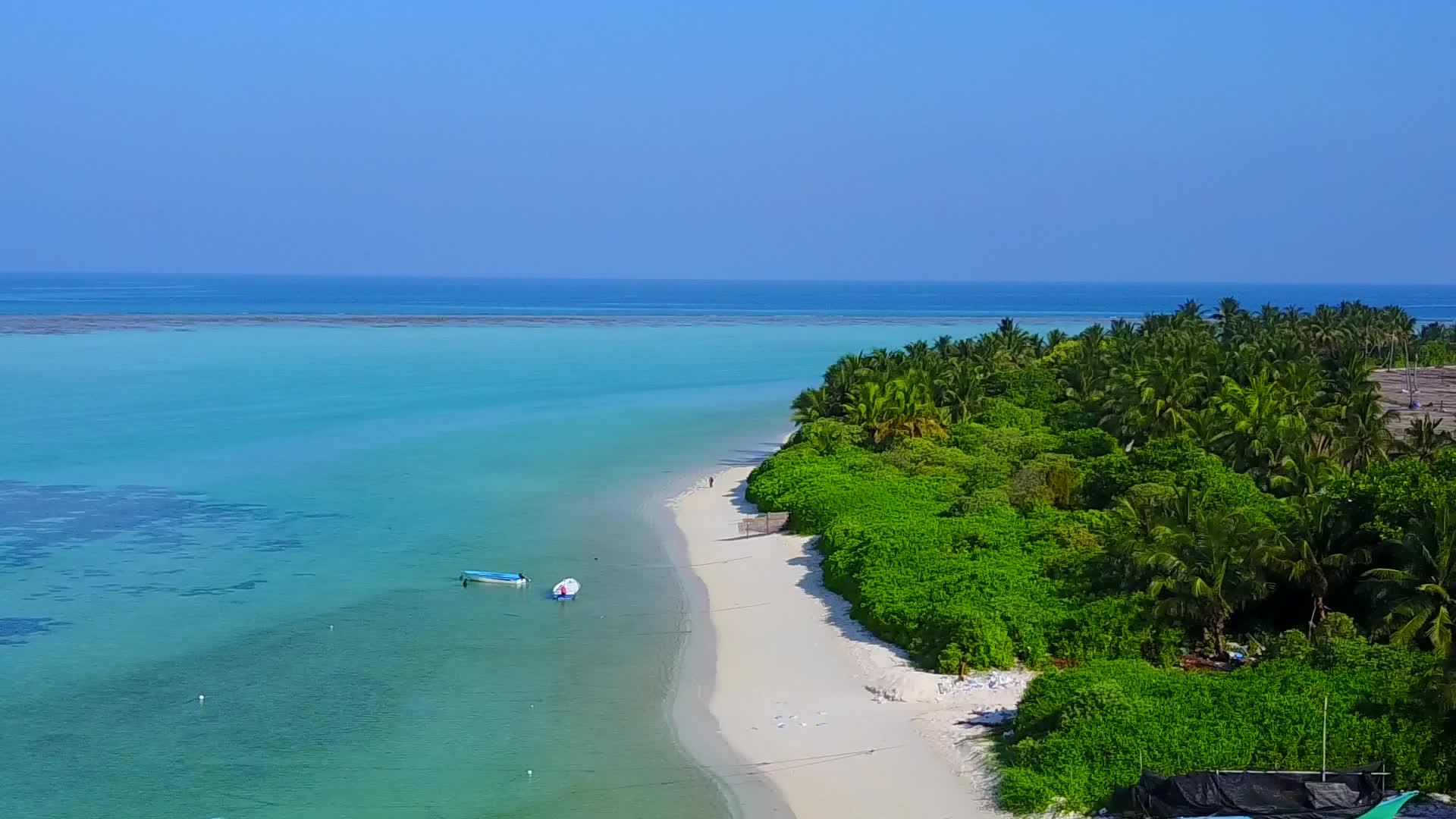 以白色沙滩为背景的蓝色环礁湖海滩生活方式视频的预览图
