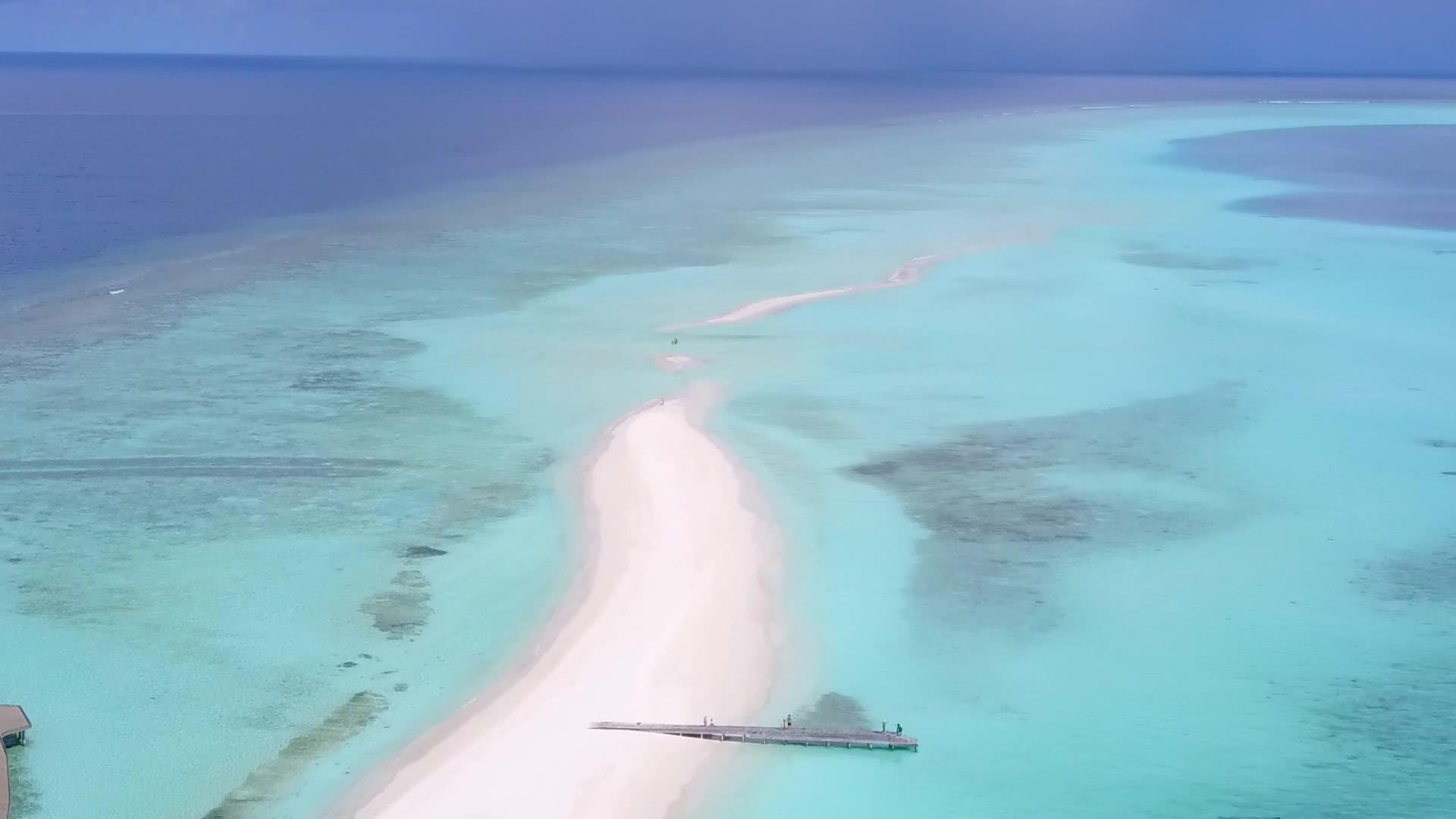 在浅海和白色海滩的背景下安静的无人驾驶海滩航行视频的预览图