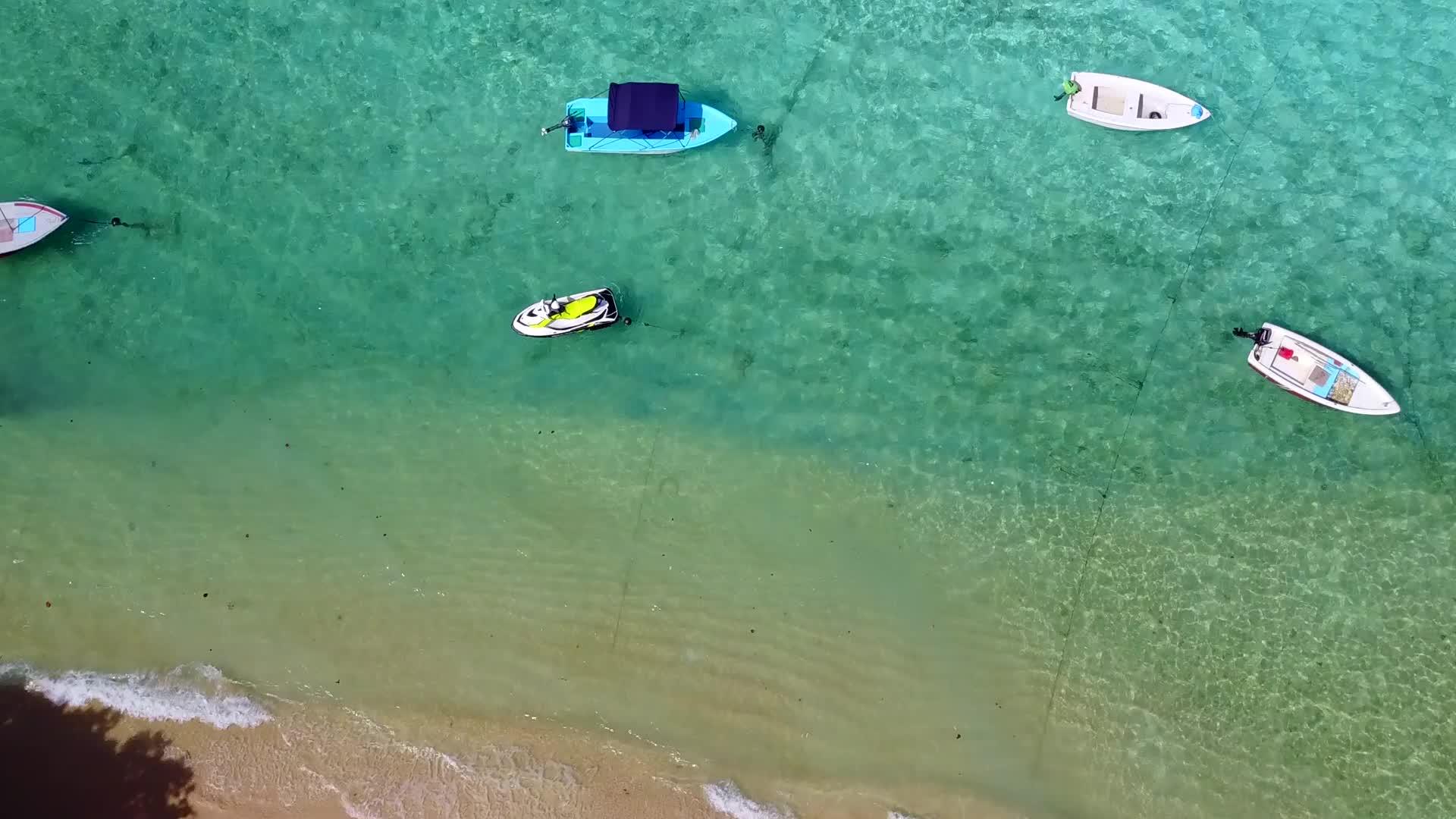 在宁静的海滩上航行有清晰的环礁湖和白色清晰视频的预览图