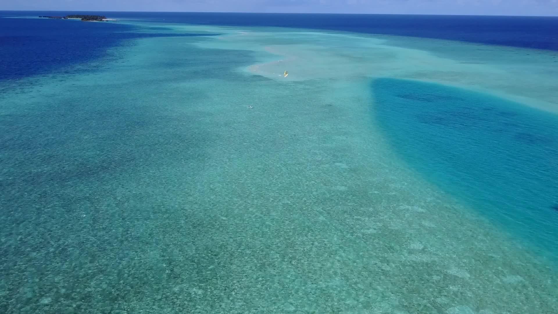 在蓝绿色水和白沙的背景下放松海景海滩的生活方式视频的预览图