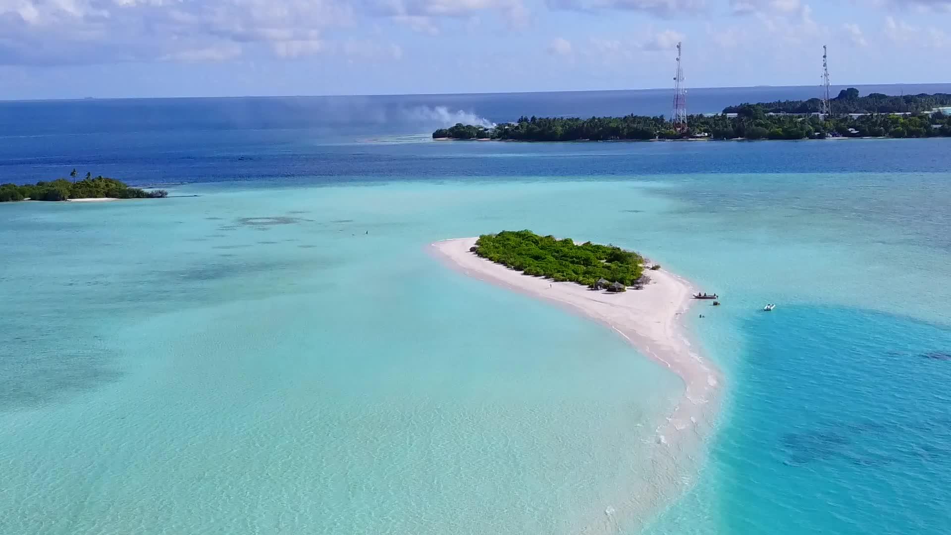 美丽的度假胜地海滩野生海滩以水蓝环礁湖和白沙为背景视频的预览图