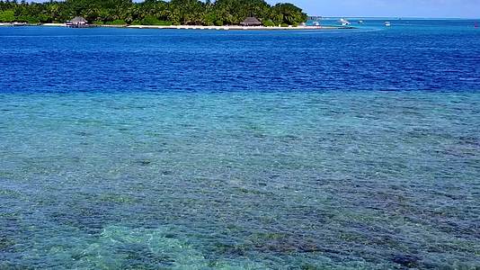 热带旅游海滩度假天空以蓝色环礁湖和白色沙尘为背景视频的预览图