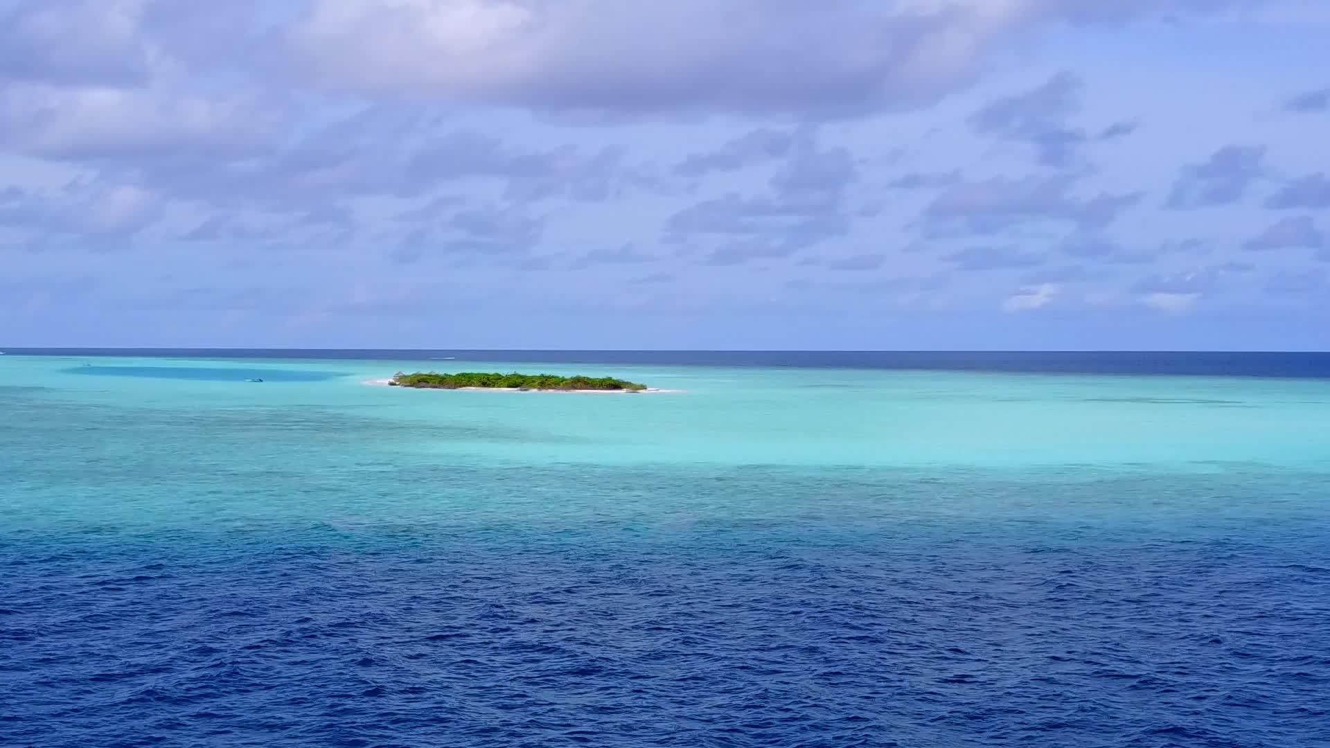 在空中观赏白沙背景和浅海豪华海滩度假旅游视频的预览图