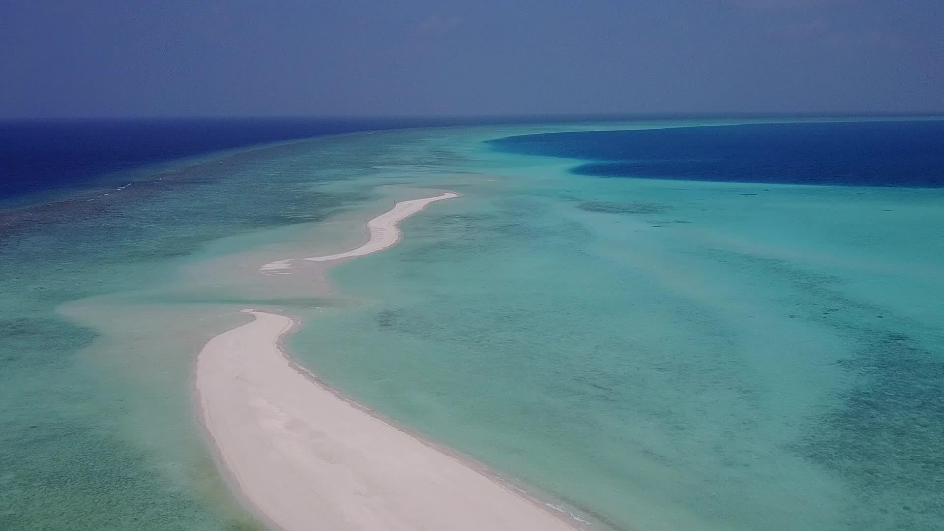 白沙背景蓝海美丽旅游海滩冒险空中无人机全景视频的预览图