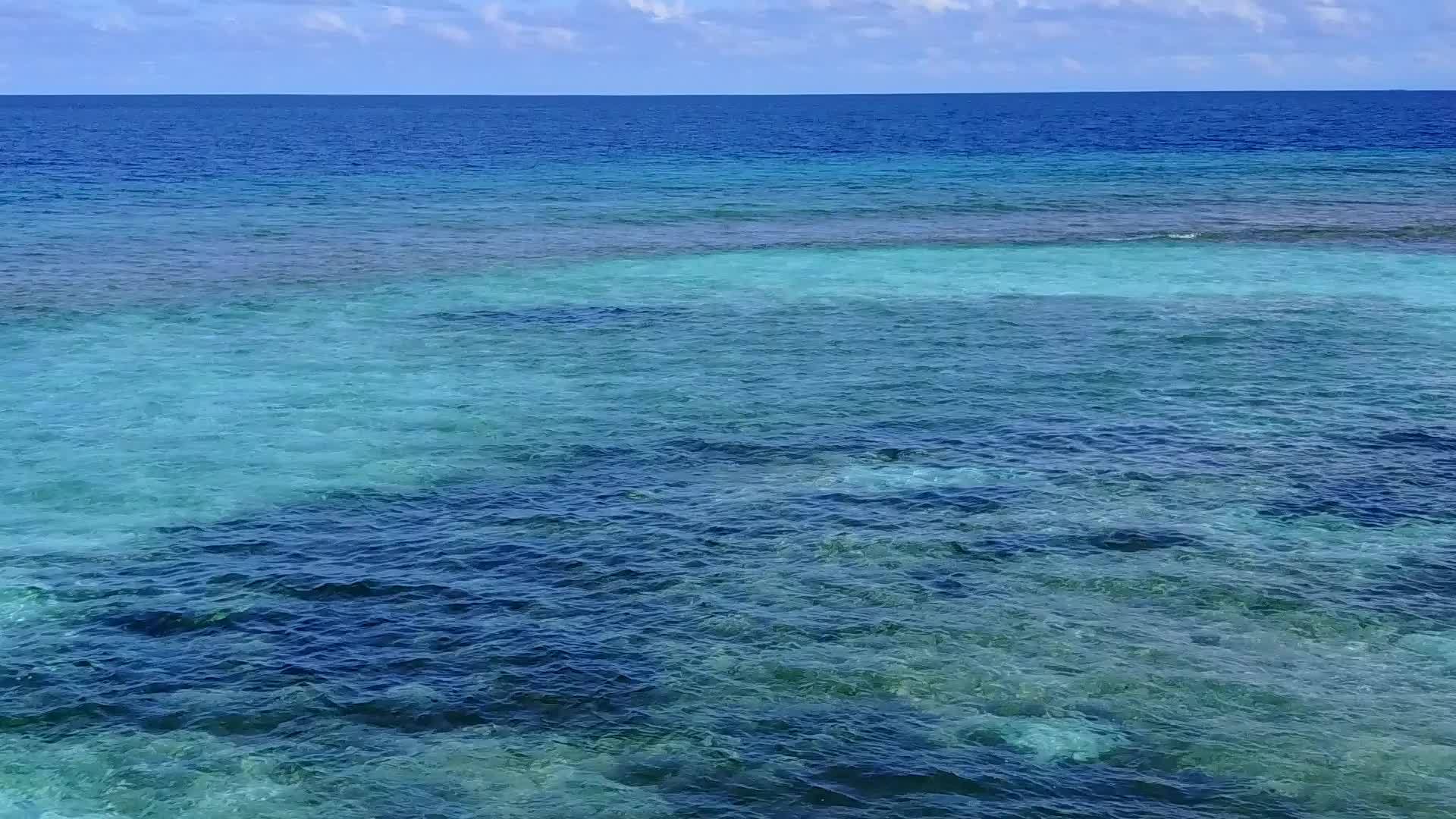 蓝水白沙背景海洋海滩度假无人机观天空视频的预览图