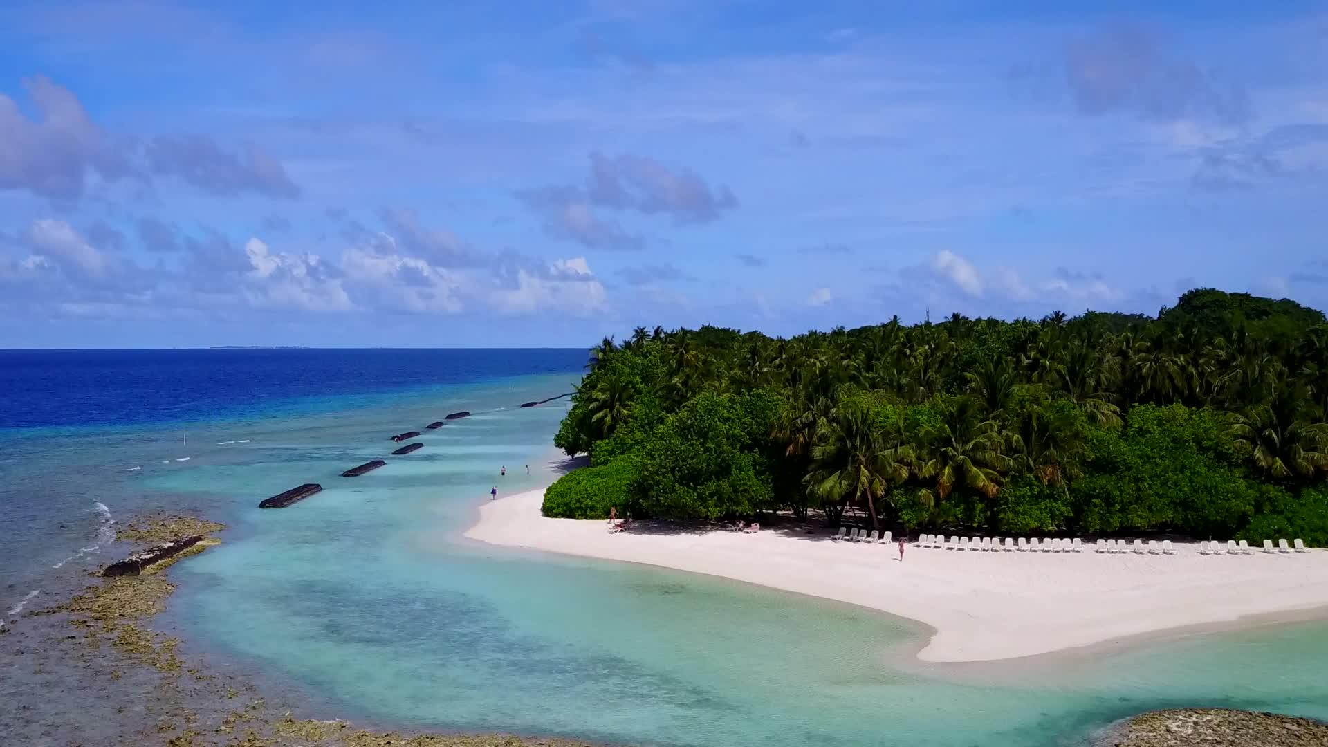 白沙底蓝水在岛上度假无人飞机飞越海洋视频的预览图