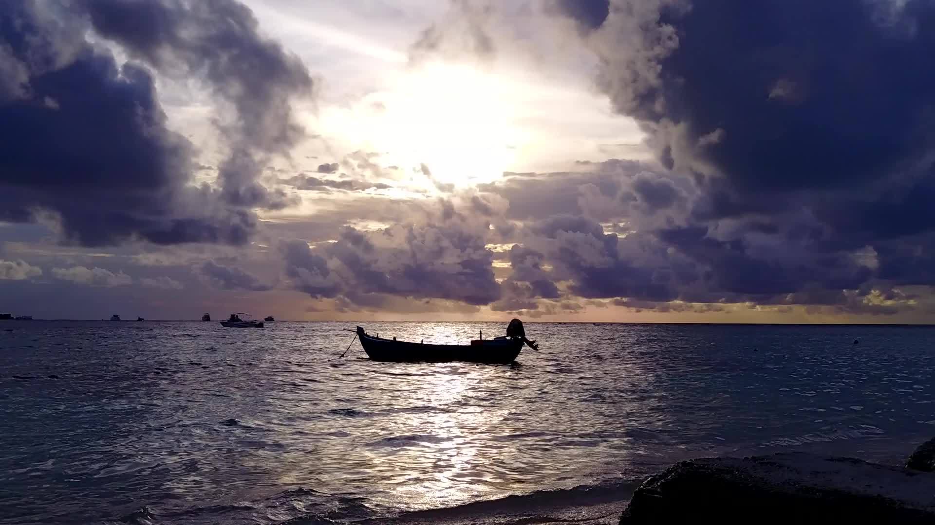 白沙背景水蓝色海洋宁静岛屿海滩之旅无人机天空视频的预览图
