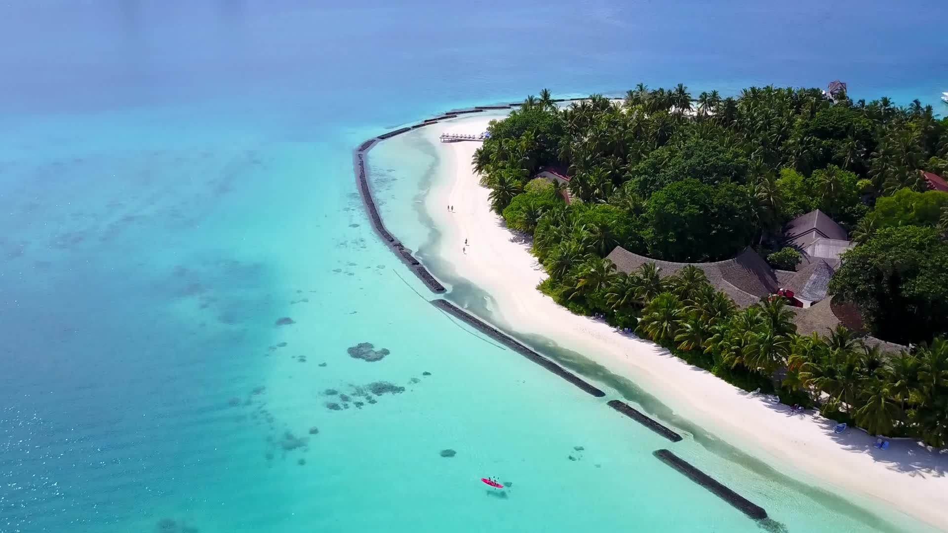 海洋湾海滩旅行的空中海景和干净的沙滩背景视频的预览图