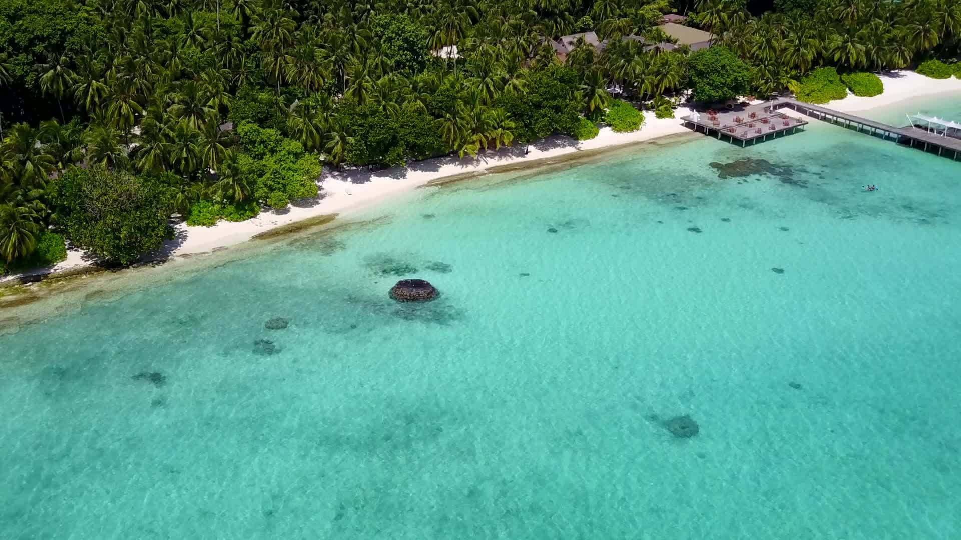 海洋度假村海滩冒险无人机全景蓝绿色海洋和清洁海洋视频的预览图