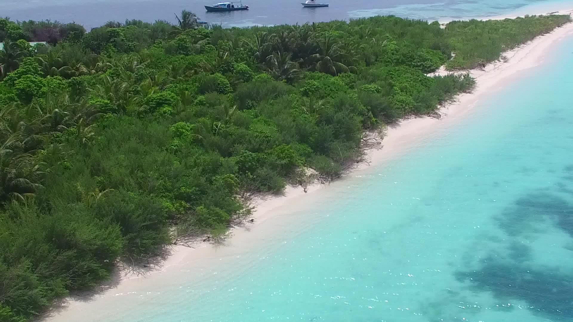 以白沙底蓝海为航程清空海洋在宁静的海湾海滩上航行视频的预览图