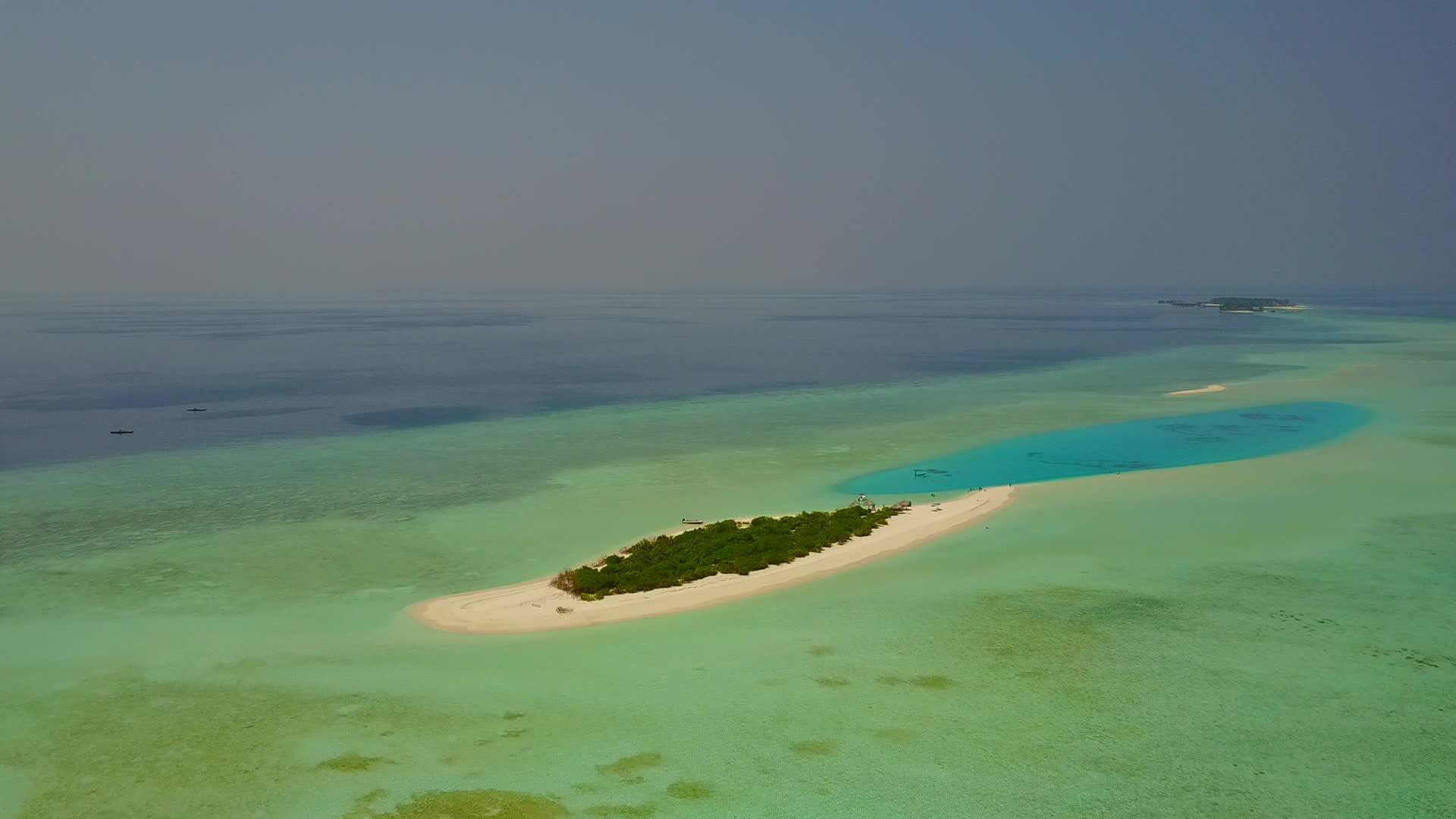 蓝海以白沙为背景放松海湾海滩航行的自然观和无人驾驶视频的预览图