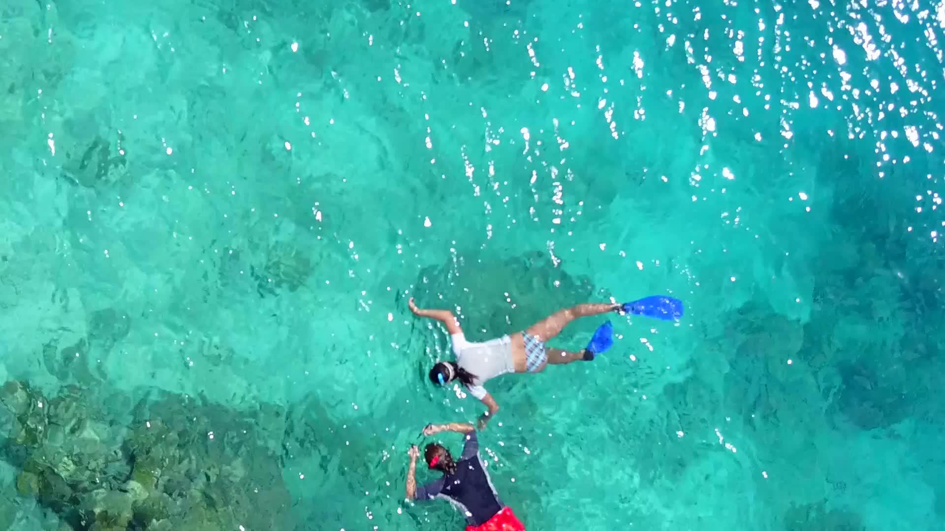 基于水、蓝水和白色沙沙的背景在环礁湖海滩上安静的生活方式视频的预览图