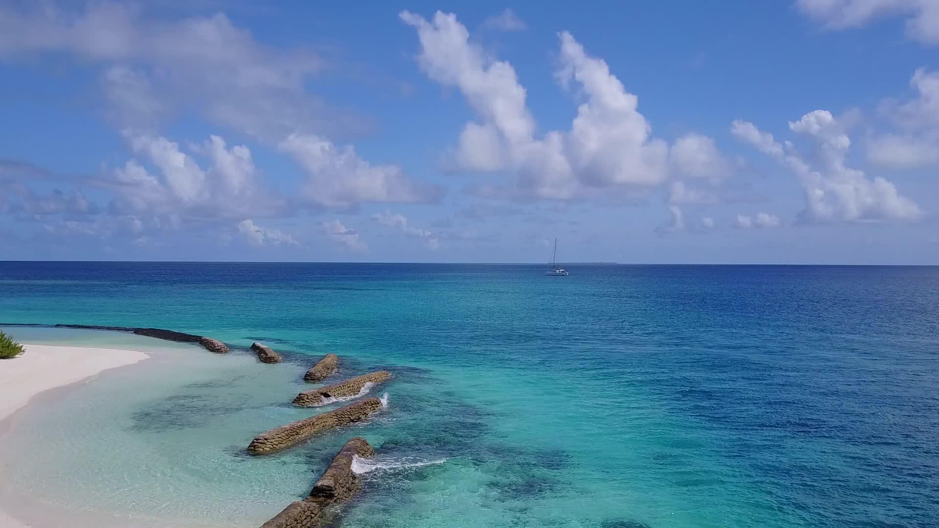 以浅水和白色沙滩为背景的海滨探险视频的预览图