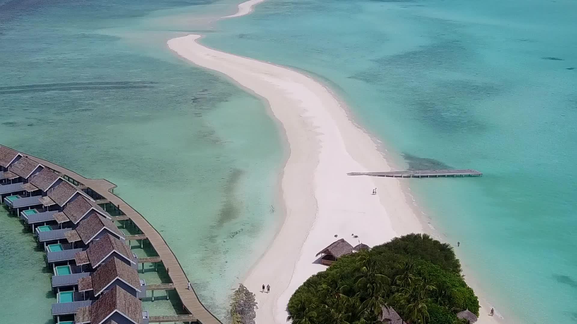 乘坐无人驾驶飞机乘坐豪华海湾海滩前往蓝海有白色的沙子视频的预览图