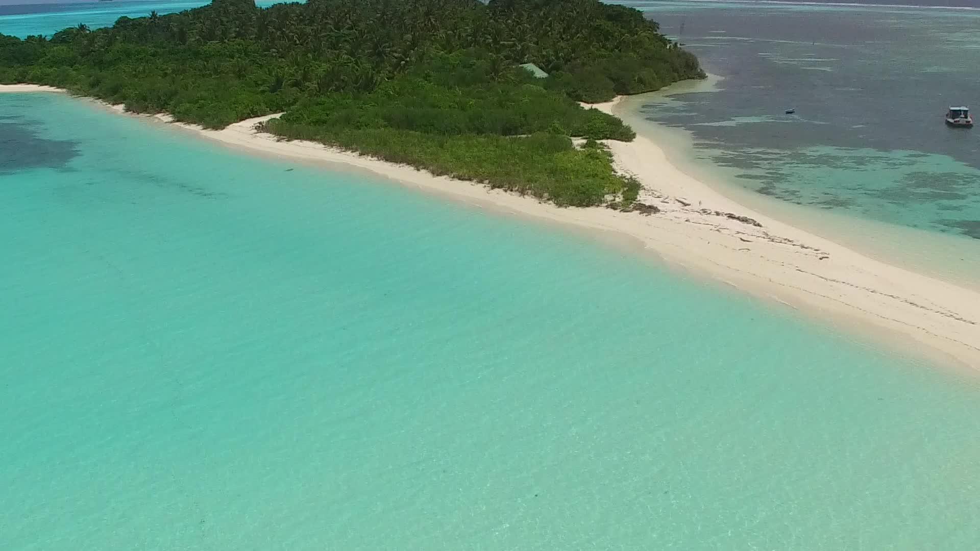 美丽的海岸海滩假日在空中观赏绿色的海洋和干净的海滩背景视频的预览图