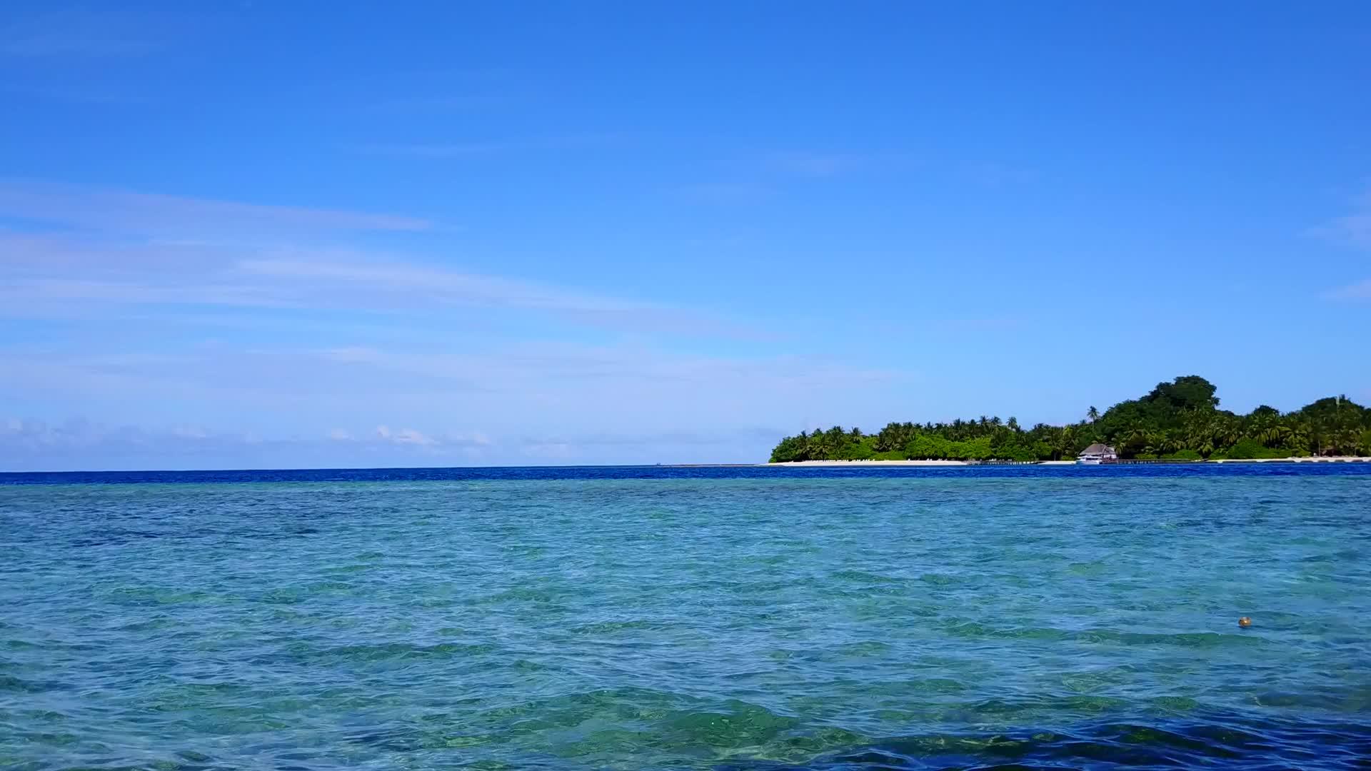 清海清沙背景下热带旅游海滩时空海景视频的预览图