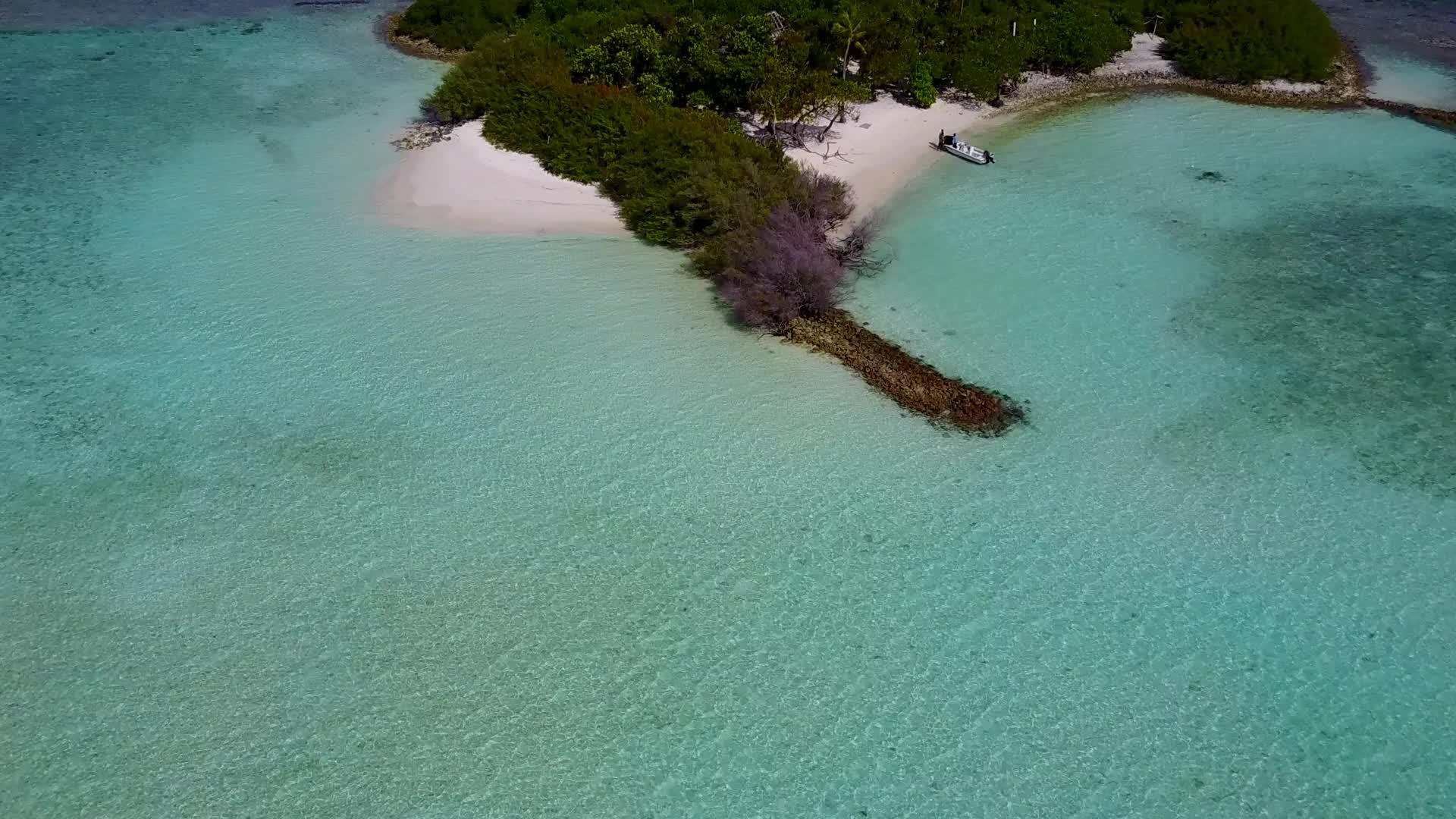 蓝海和白和白色沙子的无人飞机飞越海洋海岸视频的预览图