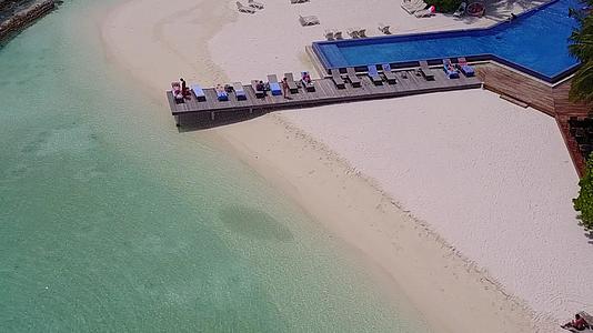 海洋环礁湖海滩度假空中旅游背景为蓝海和白色沙滩视频的预览图