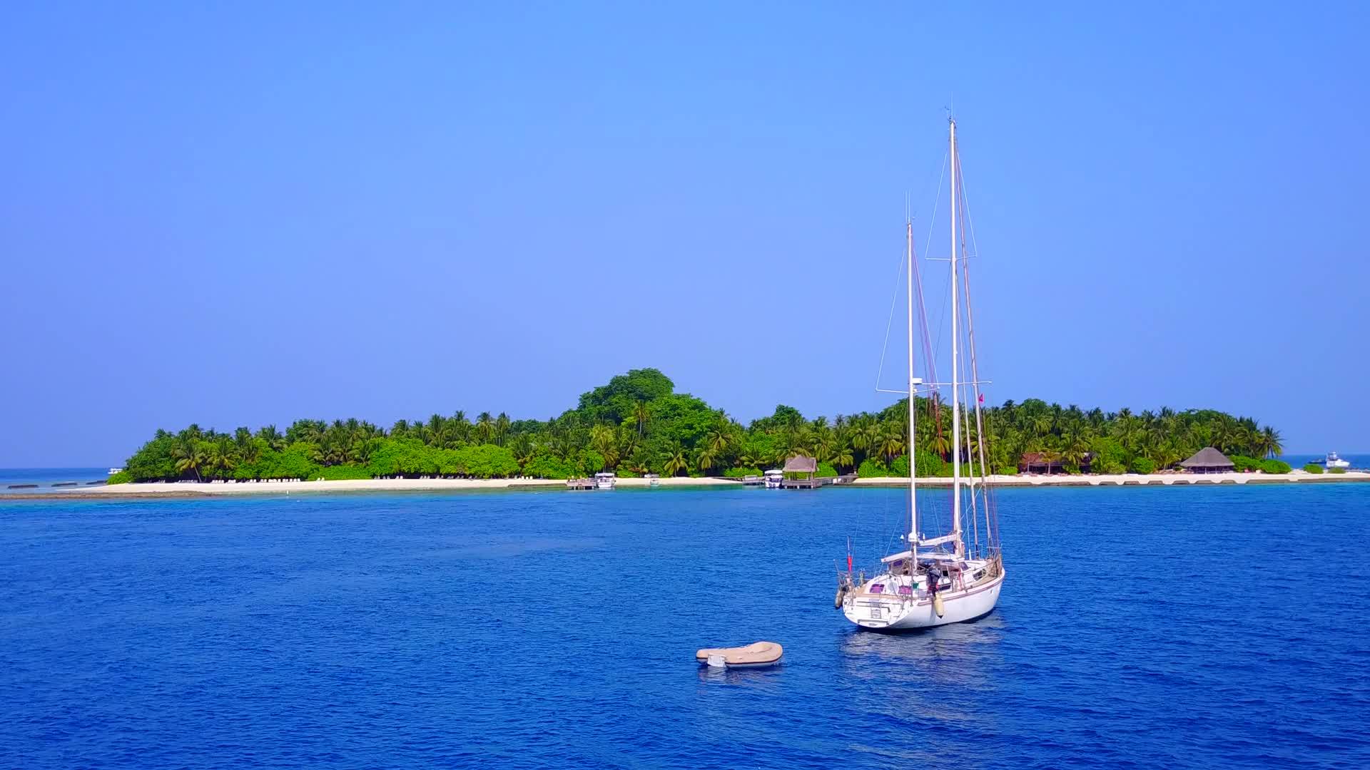 以水蓝环礁湖为代表的宁静海岸海滩以白色沙滩为背景视频的预览图