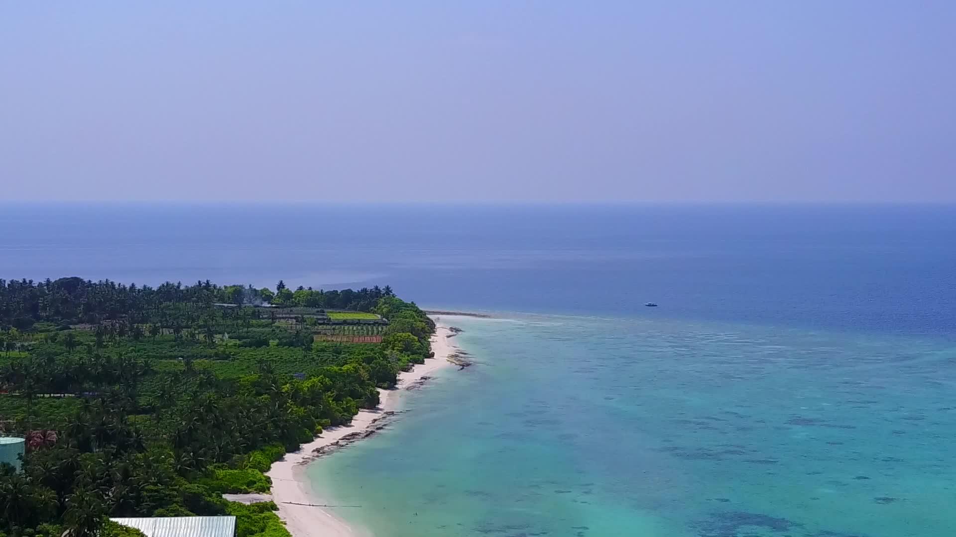 无人驾驶飞机以水蓝色环礁湖和清洁沙地为背景横跨海湾海滩视频的预览图