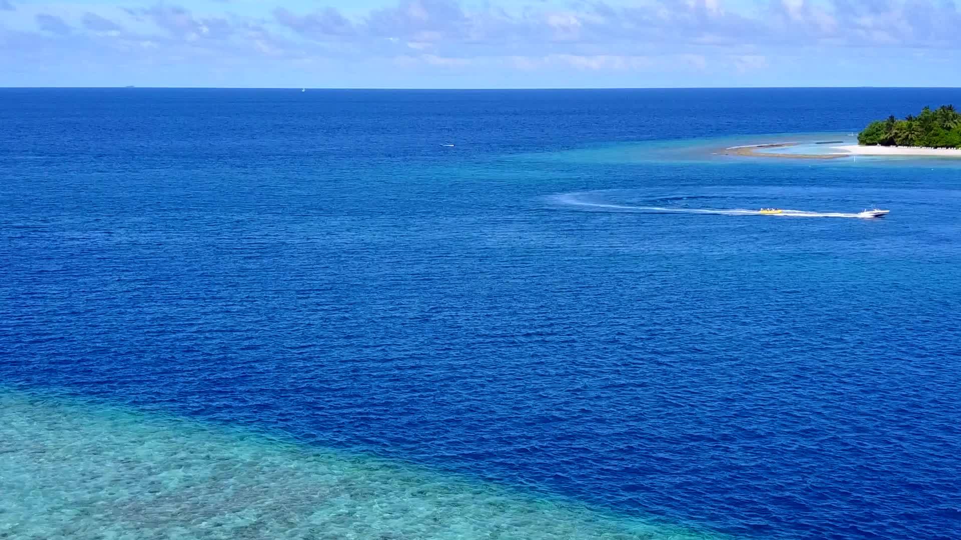 蓝色环礁湖和白色沙沙背景热带海滩旅行在空中无人驾驶视频的预览图