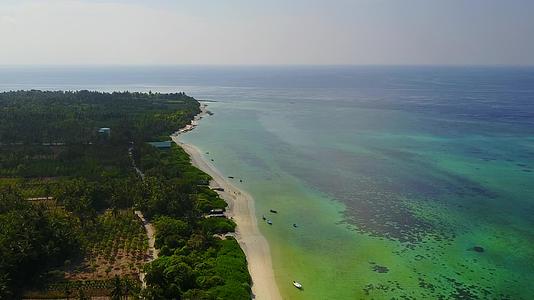 蓝绿环礁湖以明沙为背景在美丽的海岸海滩上旅行视频的预览图