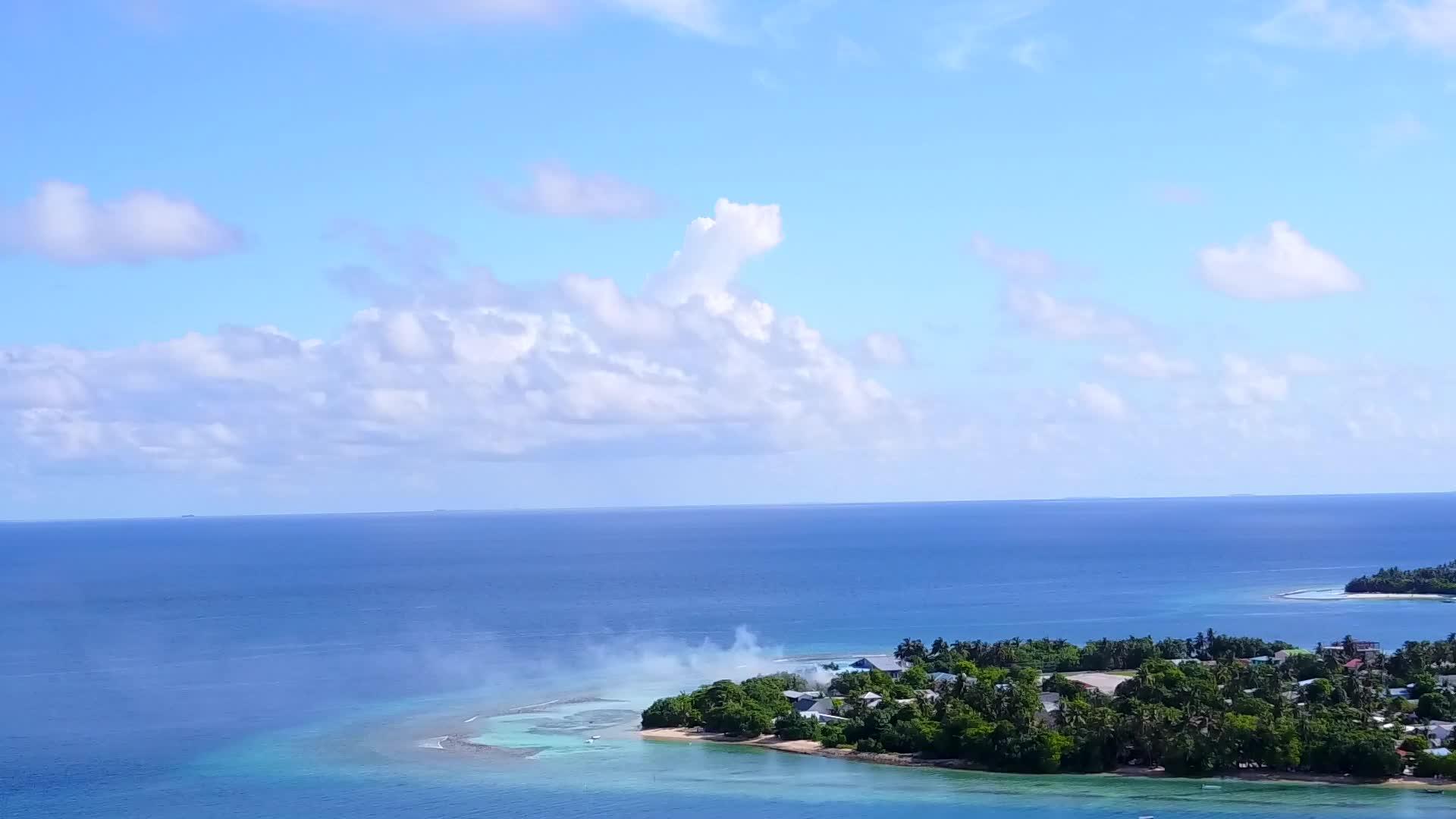 蓝海白沙背景下的异国情调泻湖海滩度假无人机空中天空视频的预览图