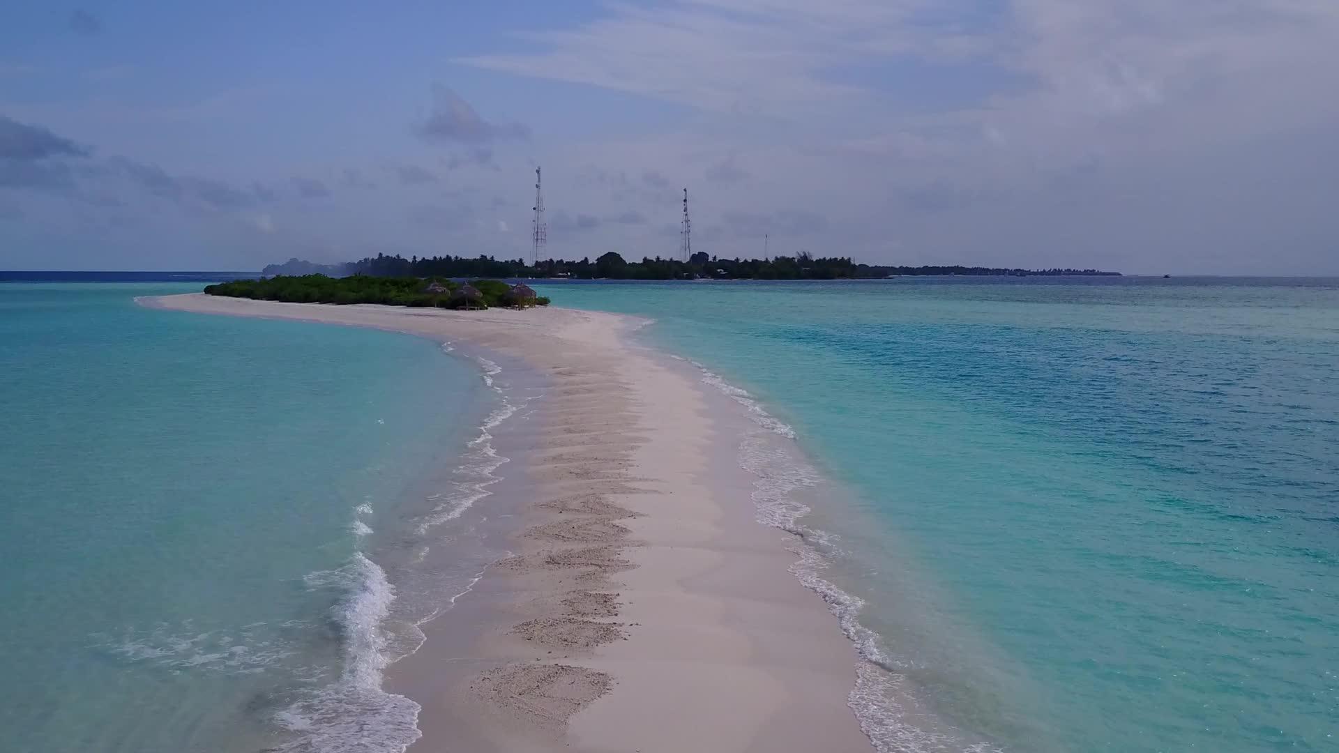 环礁湖的海滩时间以透明的海洋和白色的沙沙为背景视频的预览图
