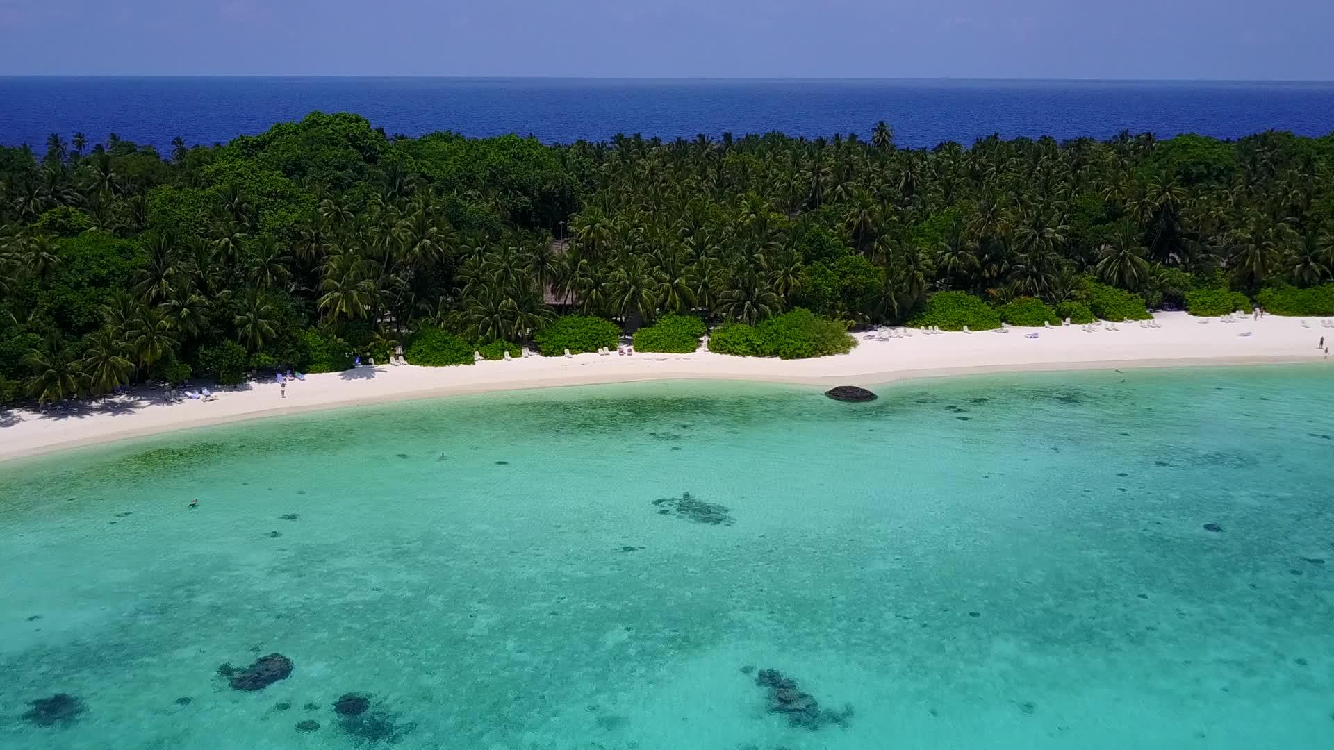 在热带海岸线海滩的空中飞行以透明的水和白色沙尘为背景视频的预览图