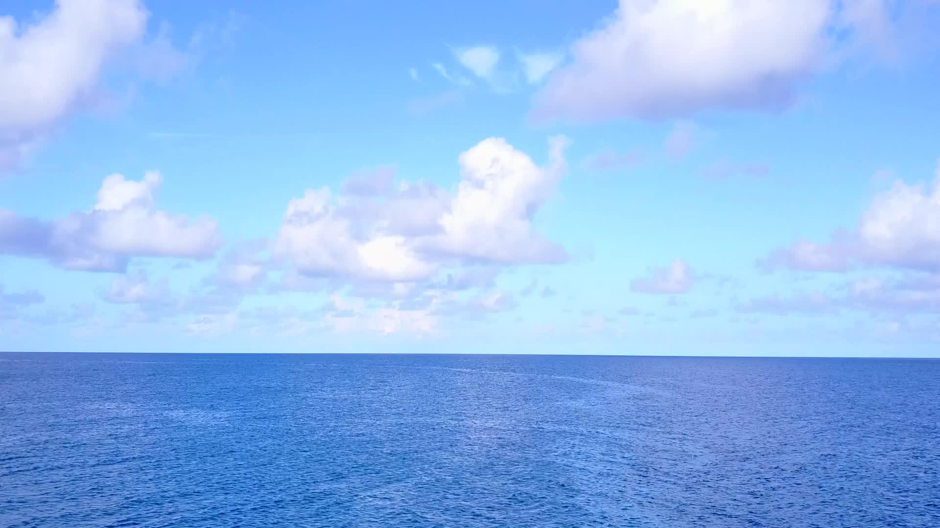 以蓝绿水和白沙为背景打破了海洋旅游海滩的海景视频的预览图