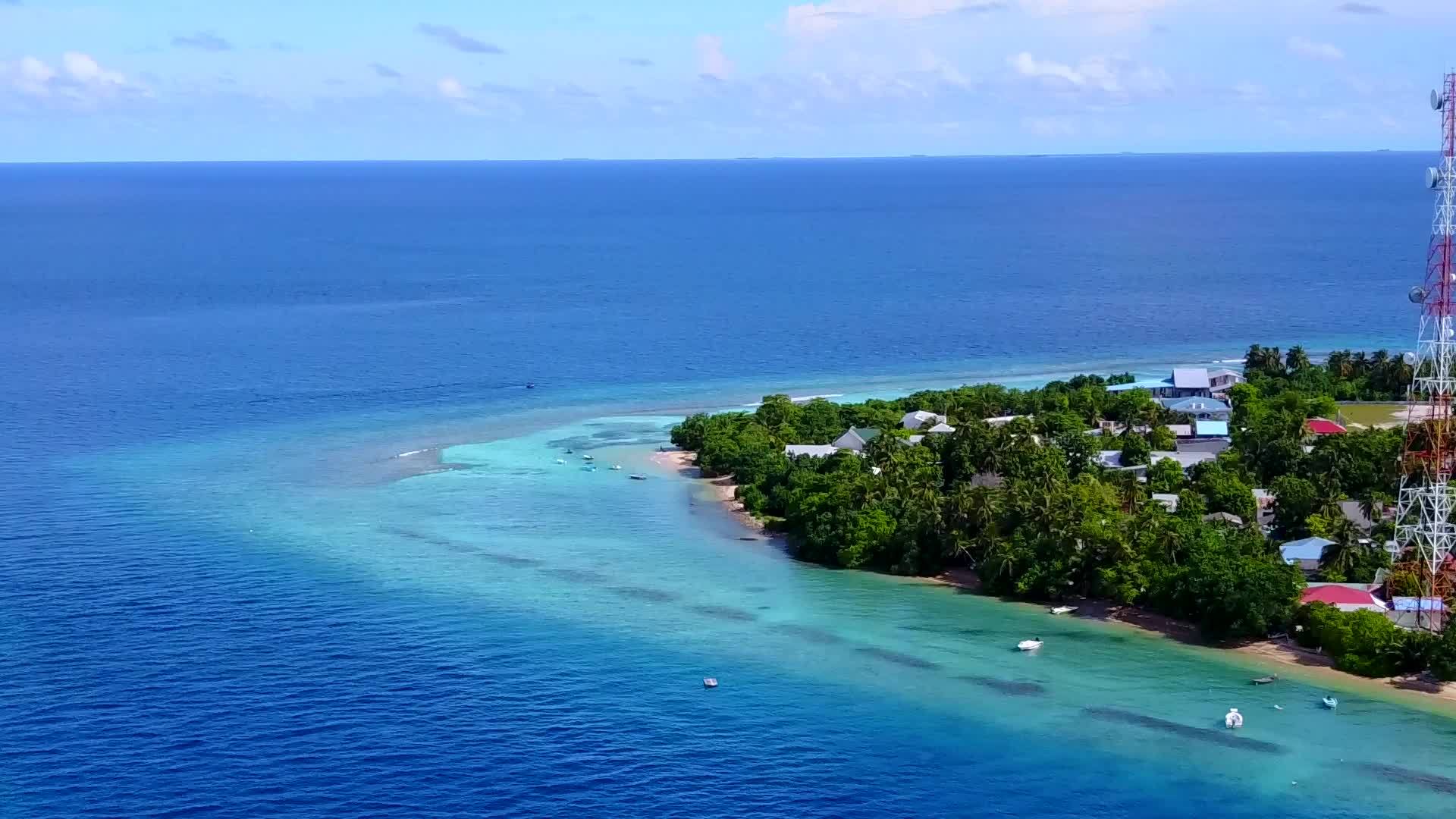 完美的海湾海滩冒险在蓝色的水和白色的沙底背景视频的预览图