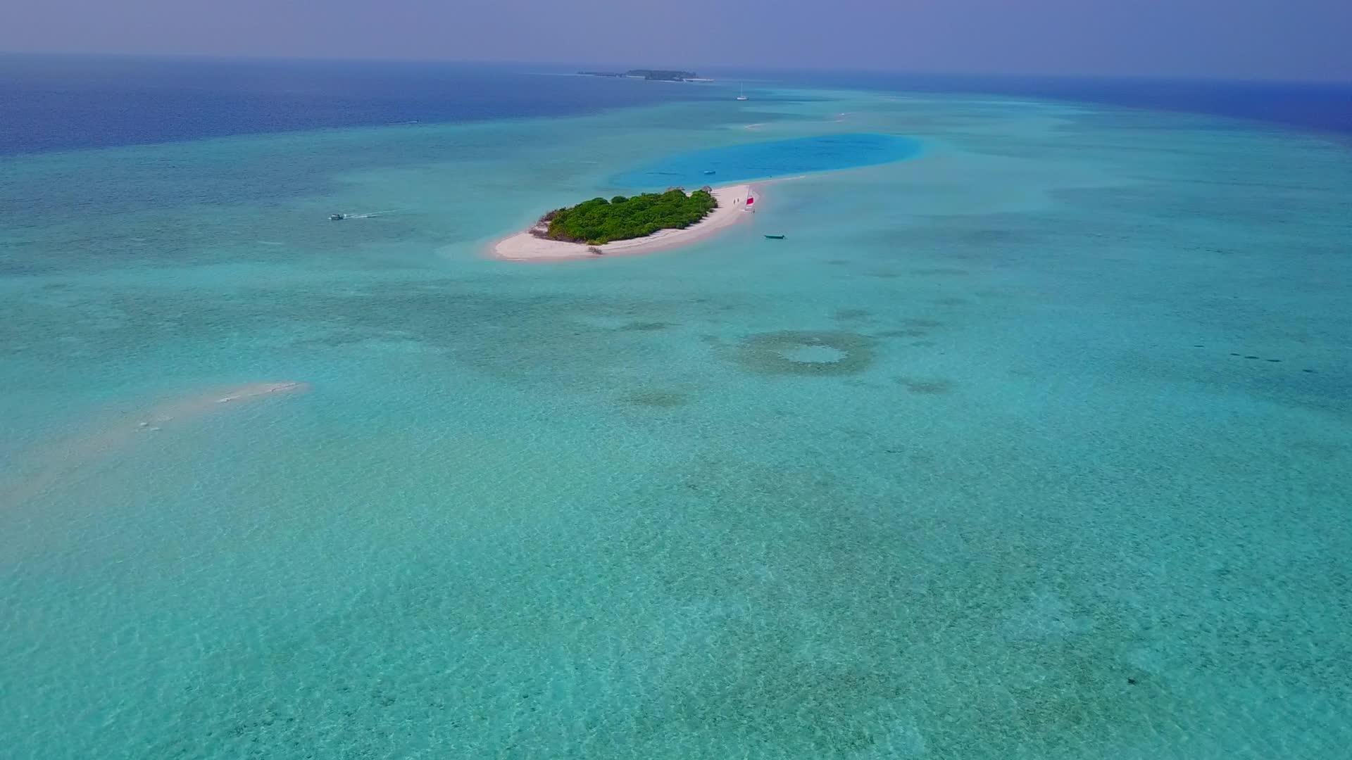 以水、蓝色环礁湖和白沙为背景的海滨假日抽象地挑选了奇怪的东西视频的预览图