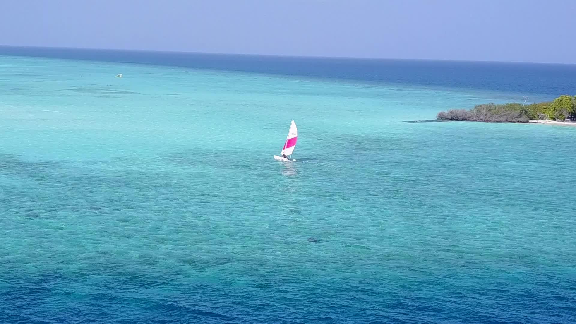 在环礁湖和白色沙滩的清晰背景下观察豪华的泻湖海滩生活方式视频的预览图