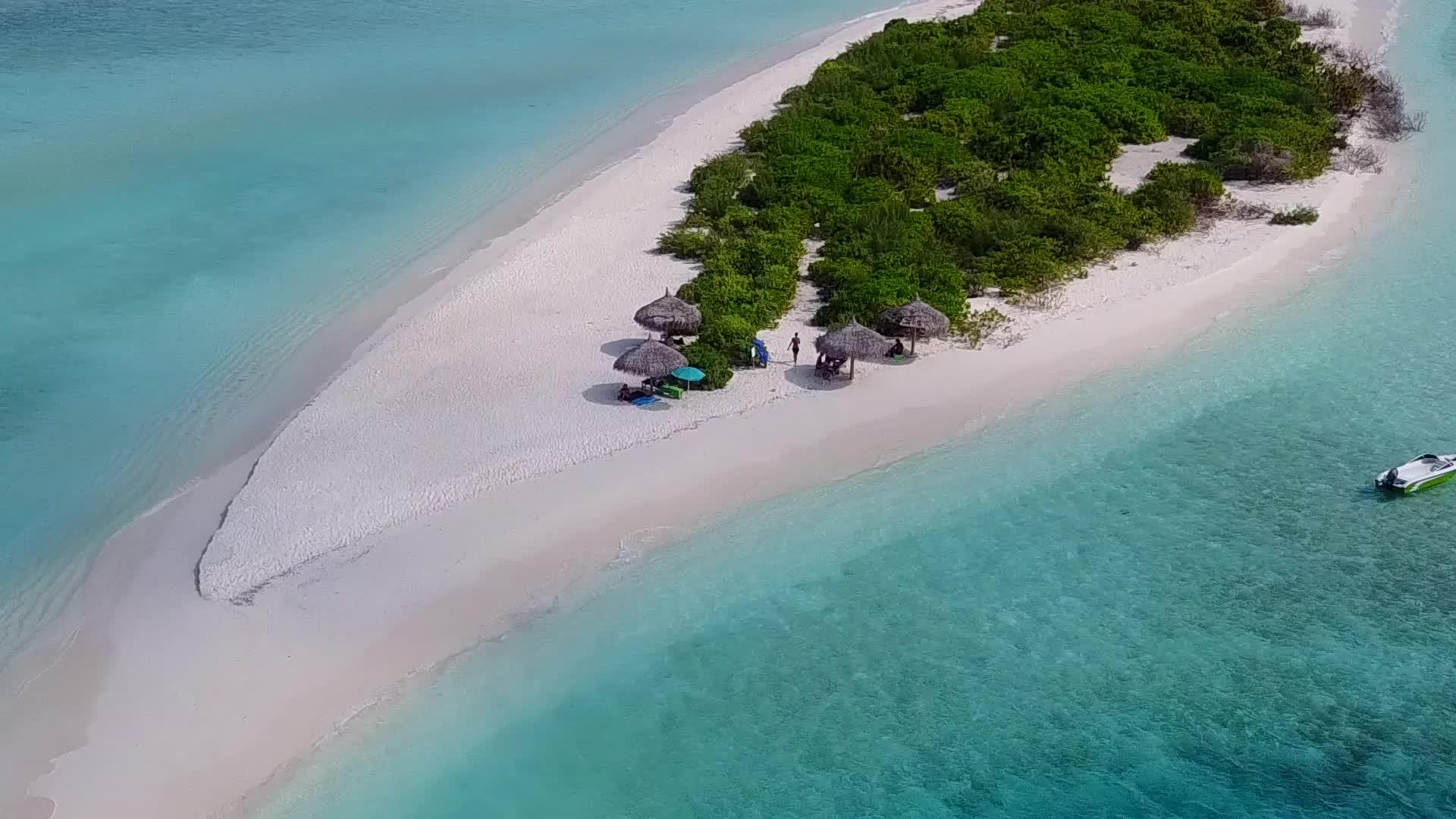 天堂环礁湖海滩的生活方式以水、蓝海和清洁沙地为背景视频的预览图