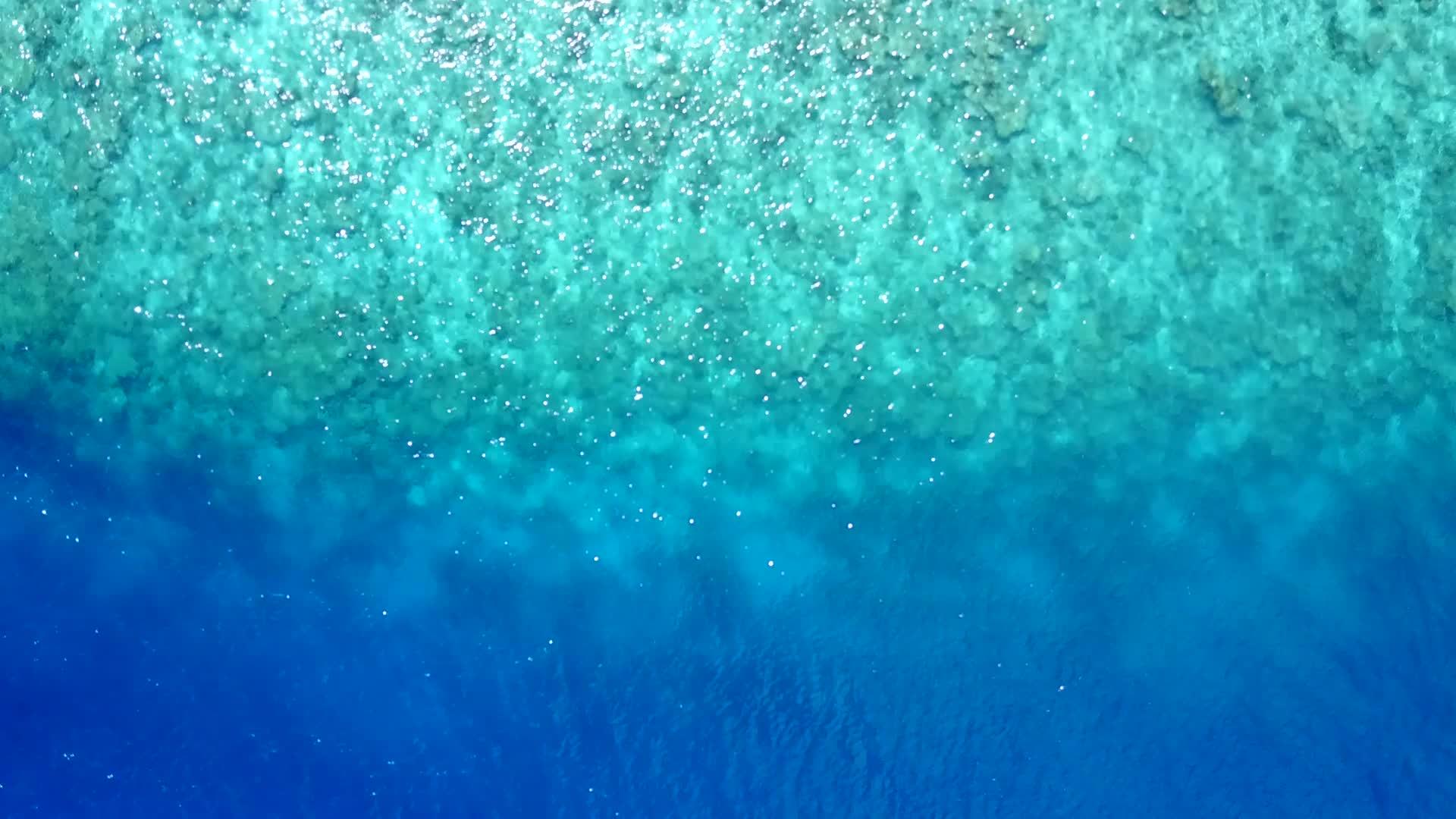 蓝色的海洋和安静的海滩时间的清洁沙滩背景视频的预览图