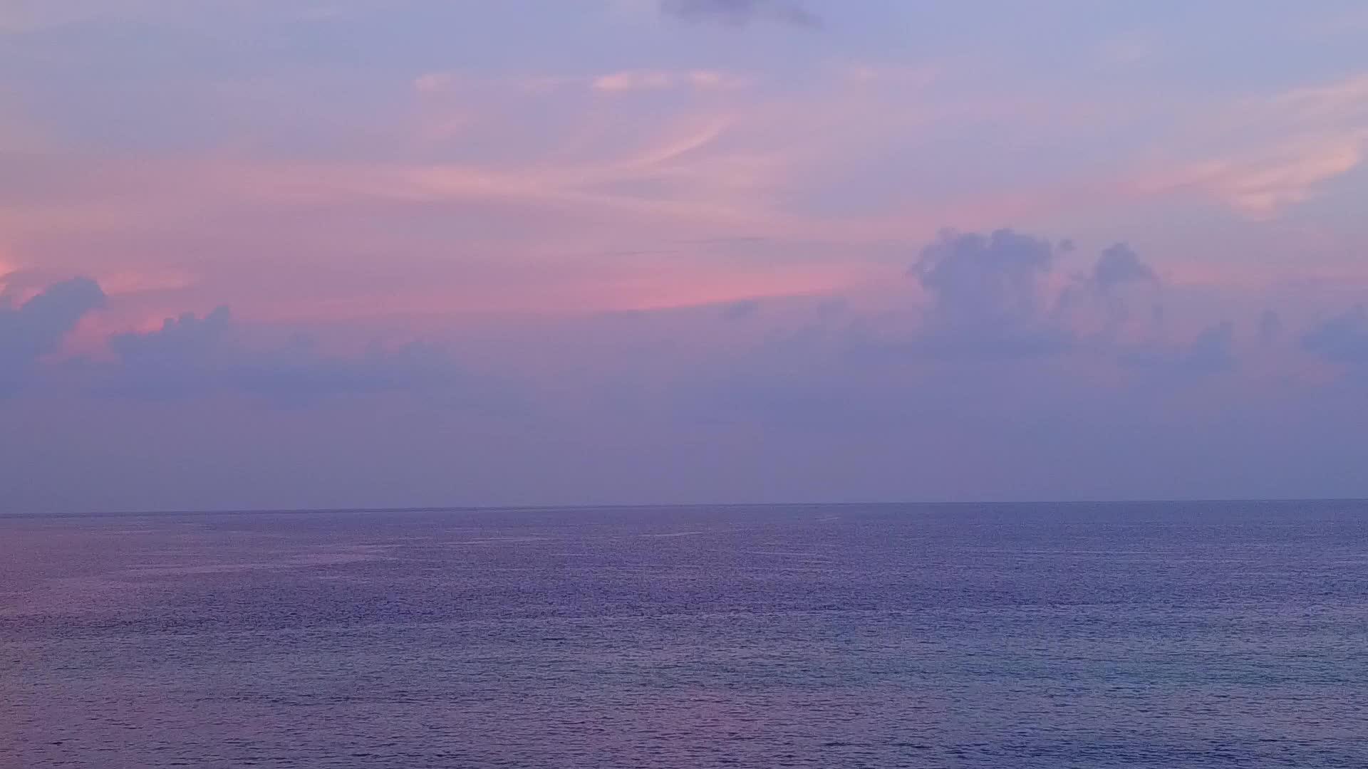 完美的无人驾驶海滩旅行与透明的海洋和浅沙背景视频的预览图