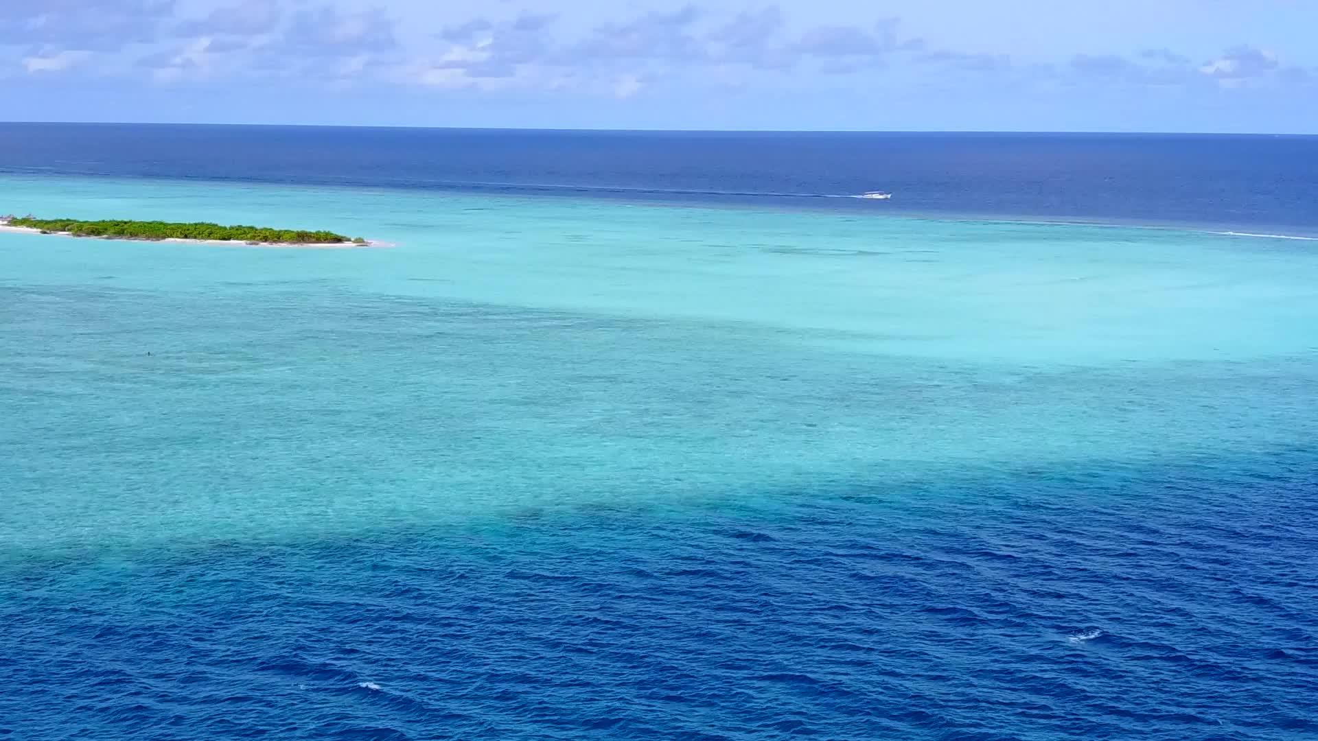 豪华海滩海滩探索以蓝水和白沙本为背景视频的预览图