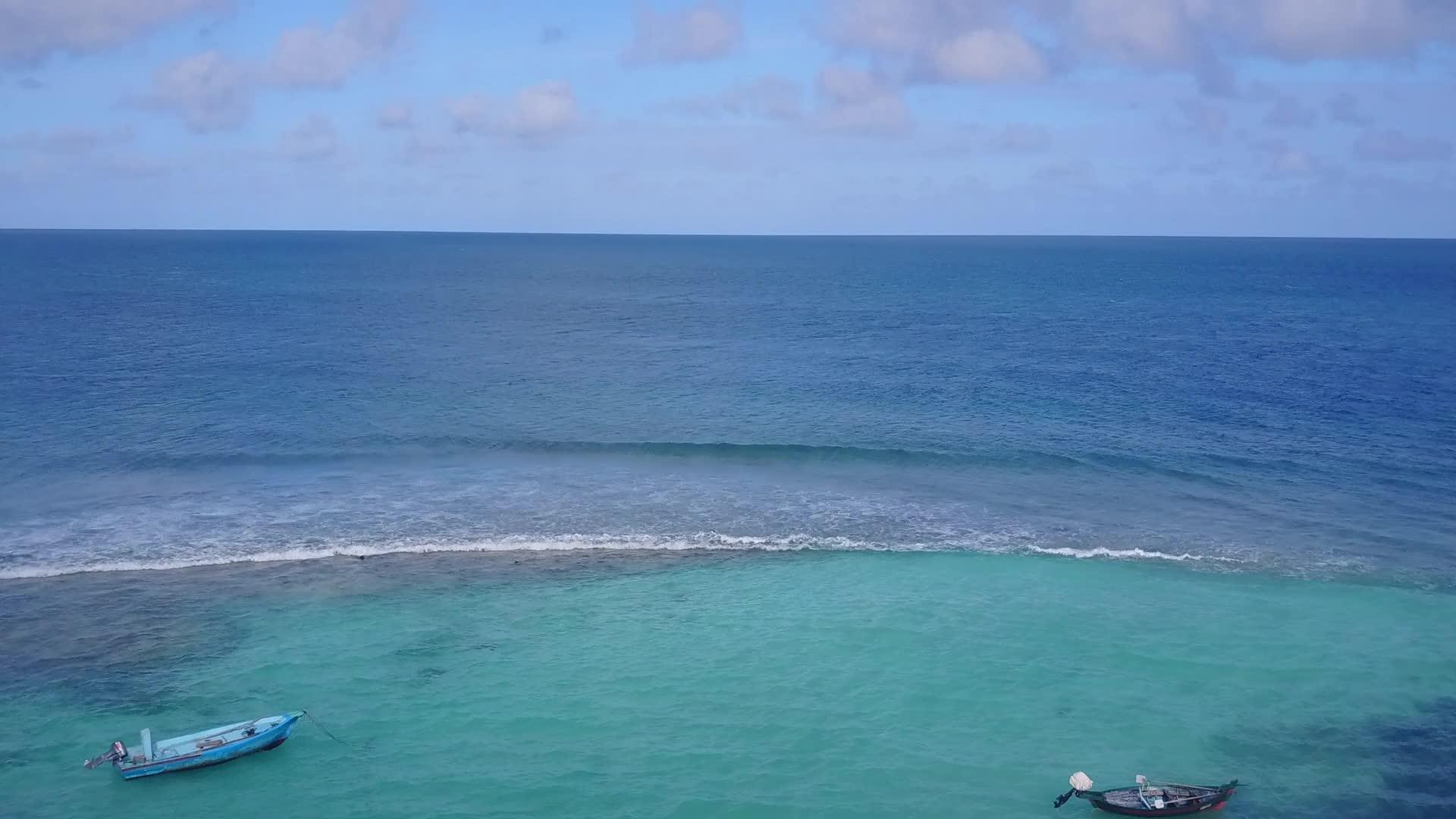 在海洋中欣赏白沙背景的蓝色海湾度假胜地视频的预览图