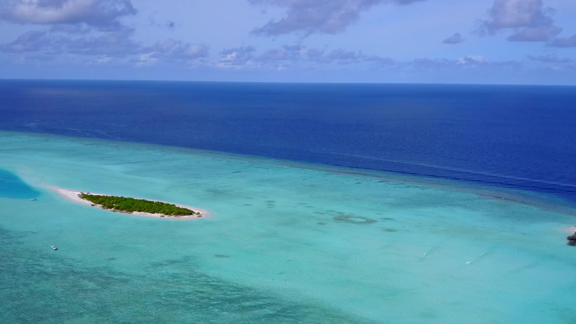 蓝海和白色海滩背景海洋旅游海滩假日无人驾驶空中飞行视频的预览图