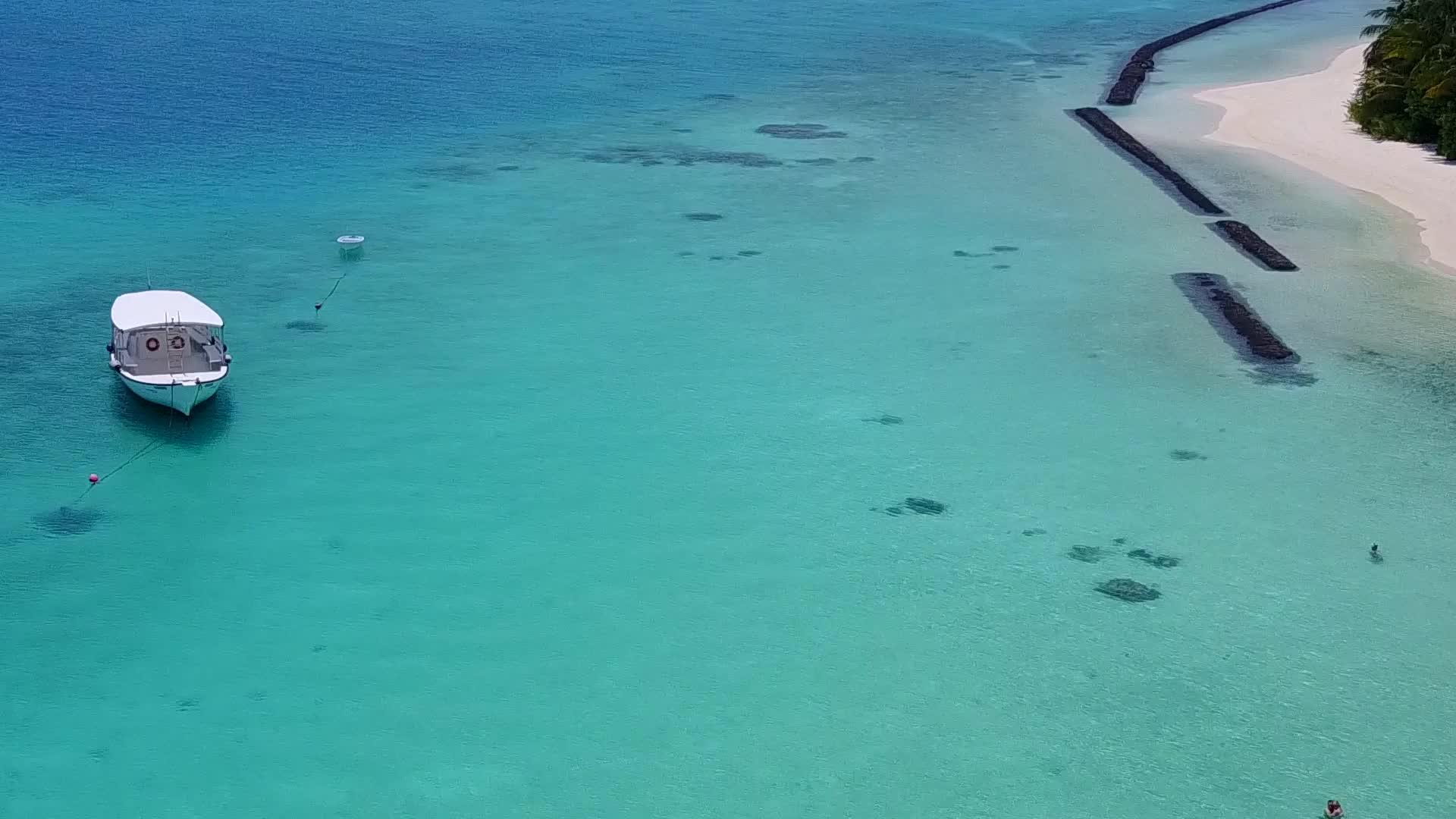 蓝海和白沙的背景是在宁静的海滩上航行视频的预览图