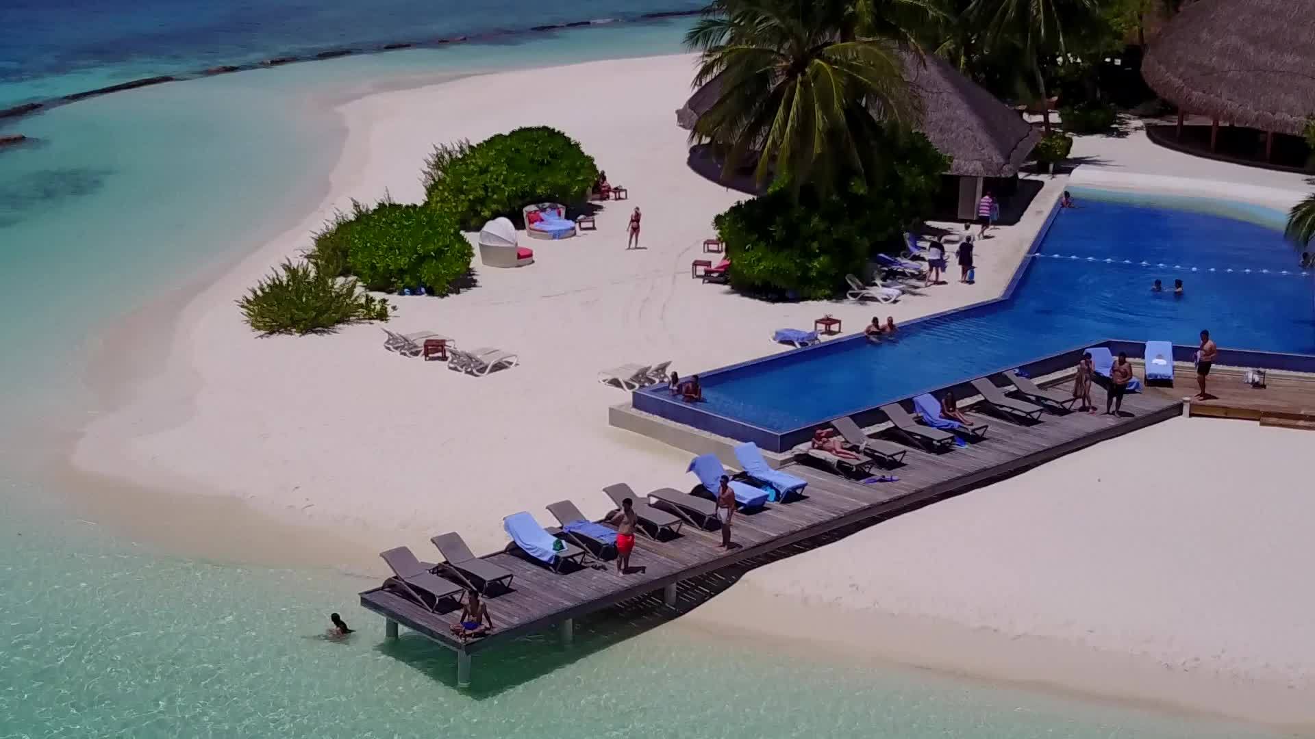 热带旅游海滩历险的蓝海和明沙的浅沙背景视频的预览图