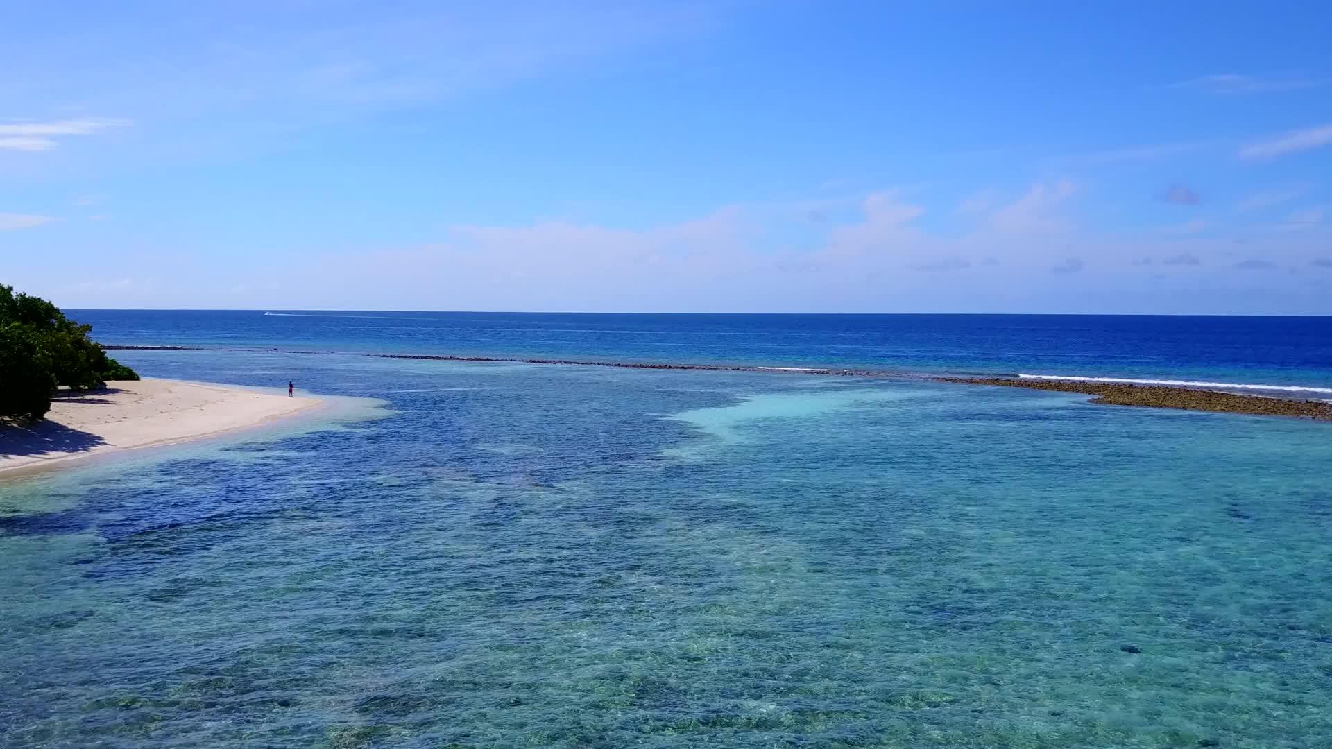 蓝绿水白沙背景田园诗般的海滩航行无人机空中旅行视频的预览图