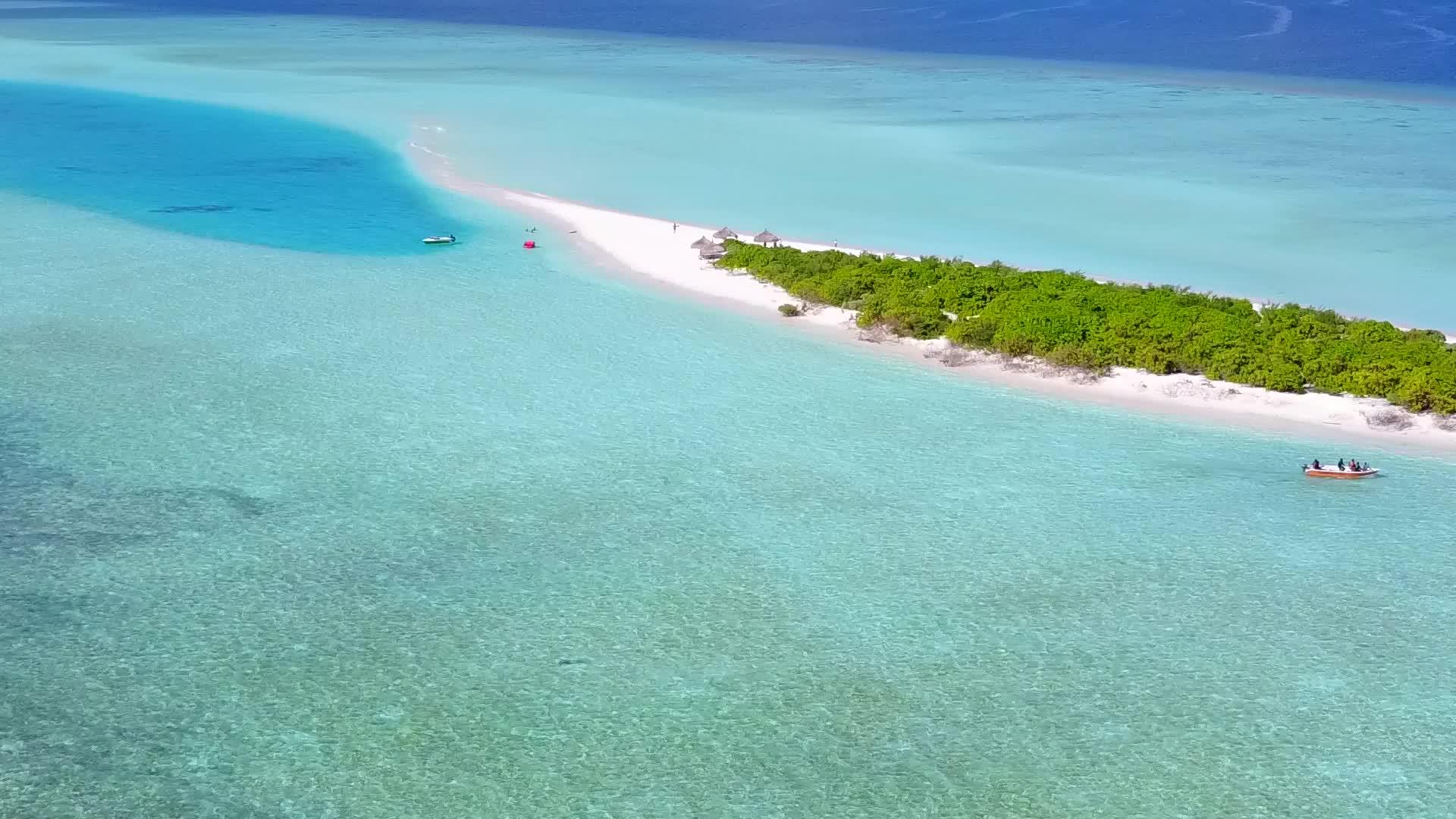 清水和白色海滩的外部海湾海滩假日空中无人驾驶飞机视频的预览图