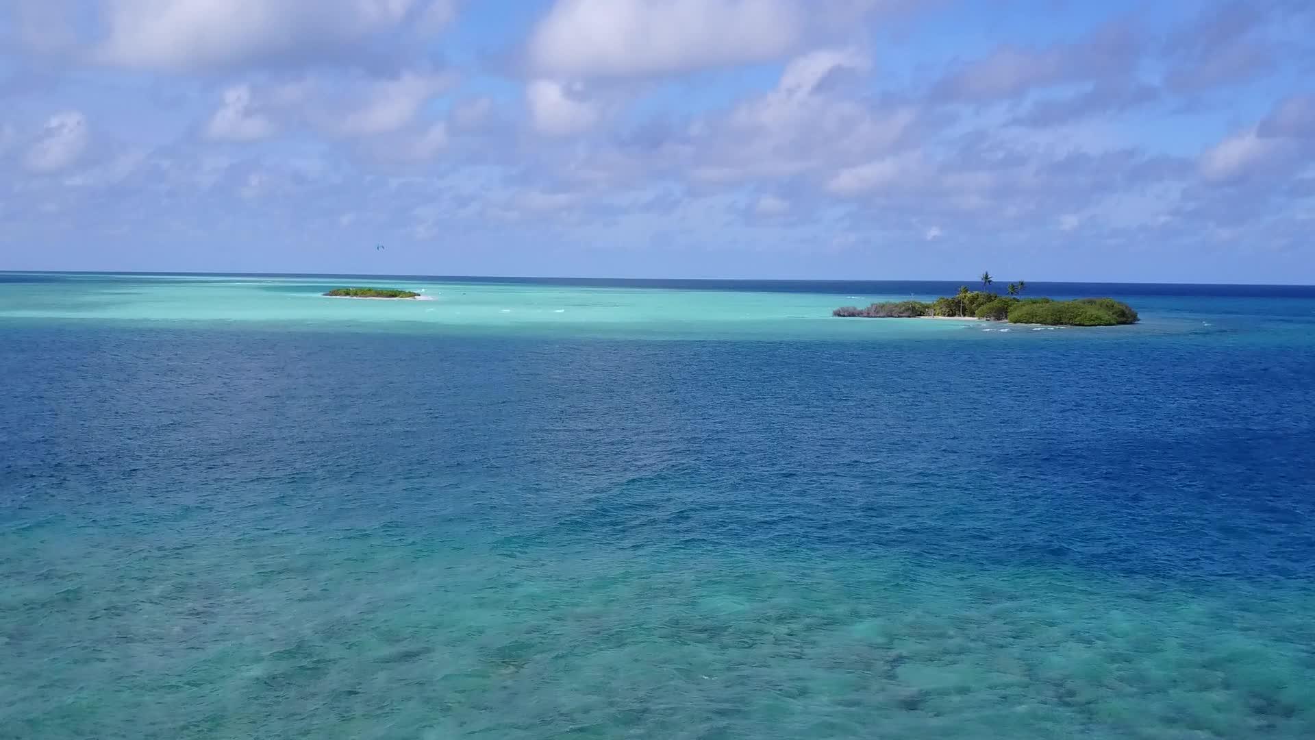 天堂度假村海滩度假村的空中天空由水蓝色海洋和白色沙质组成视频的预览图