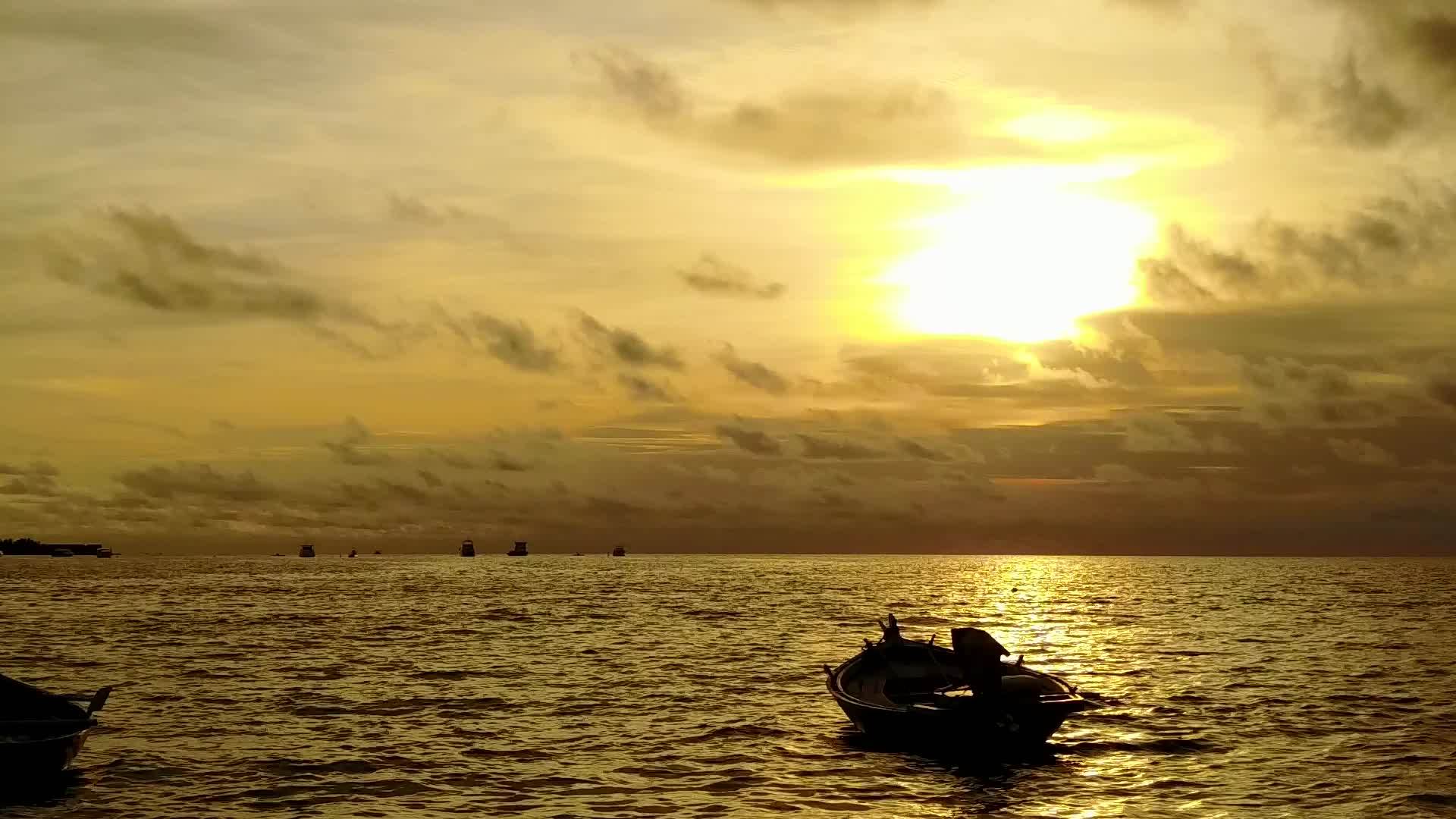 在空中观察豪华海景海滩时间透明水和白色沙底背景视频的预览图