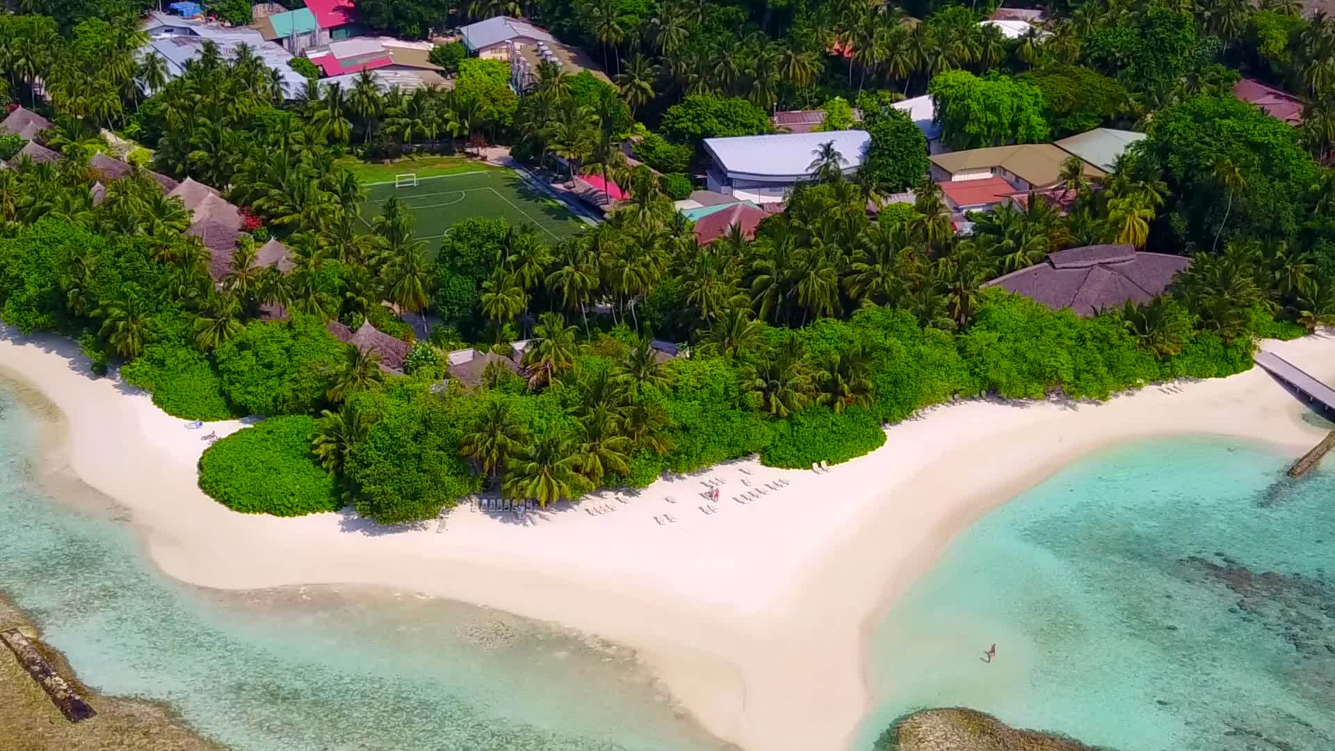 在蓝绿色海洋和浅沙的背景下放松度假胜地的海滩探索视频的预览图
