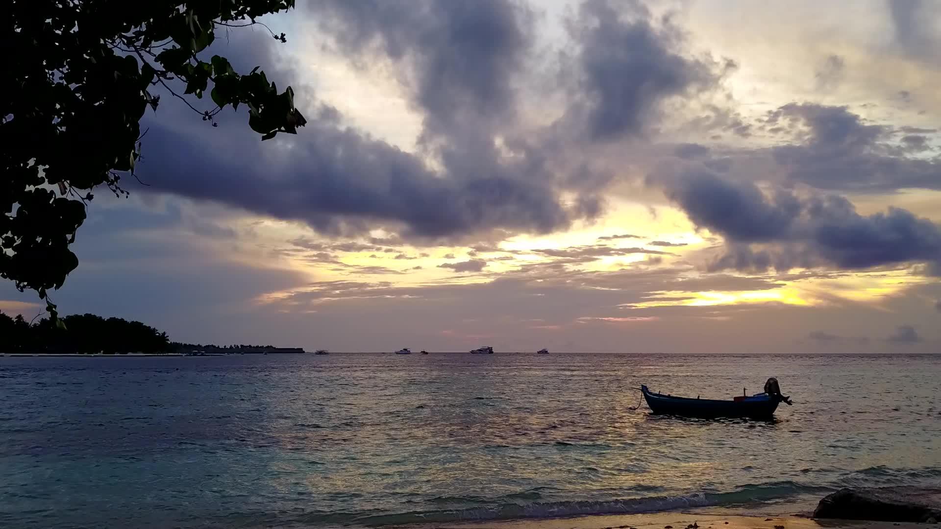 蓝蓝水和白沙为背景的蓝水是一个安静的海岸海滩度假视频的预览图