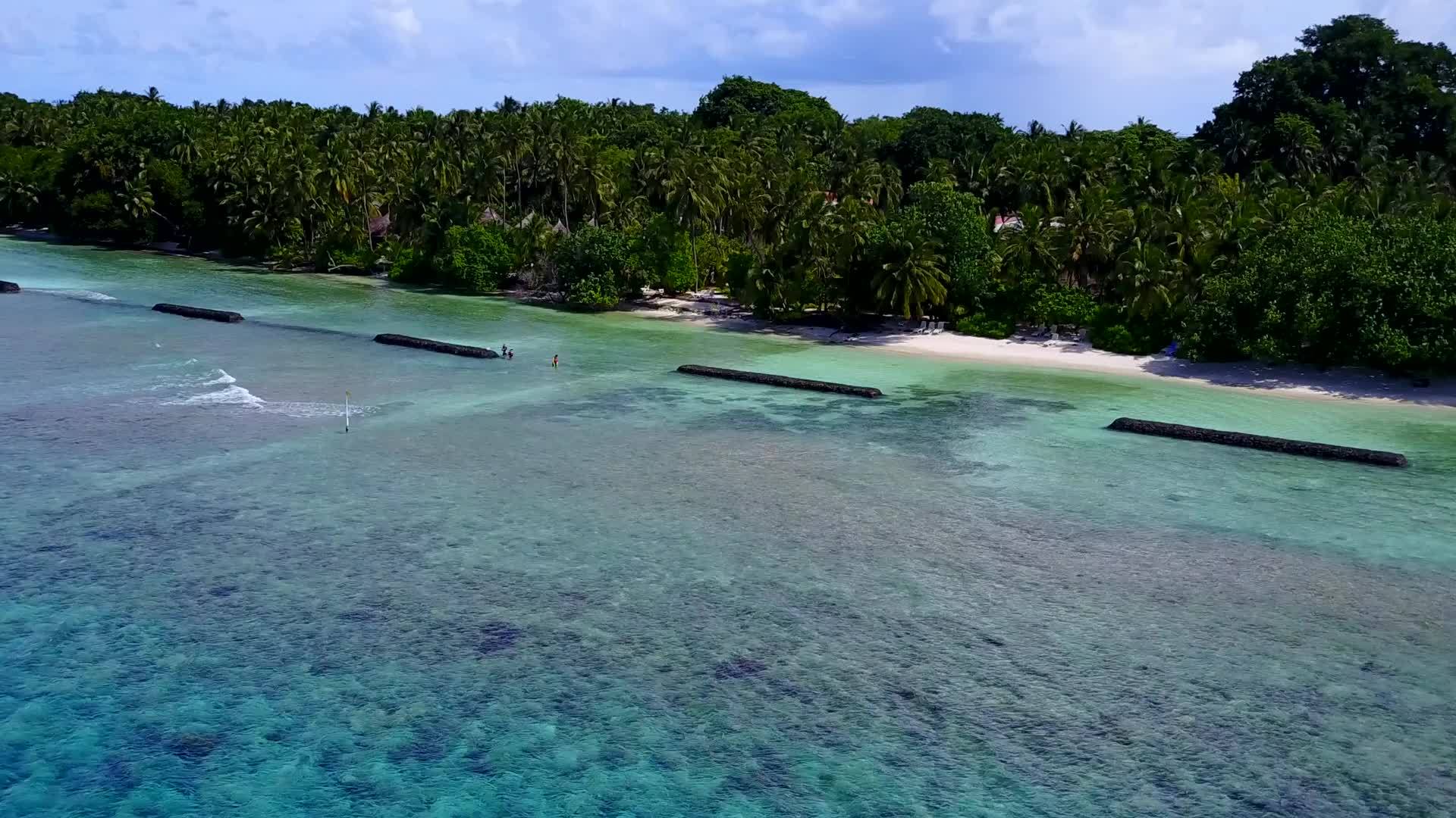 以白色沙滩为背景的蓝绿色海洋以海滩时间的奇异海洋景观为基础视频的预览图