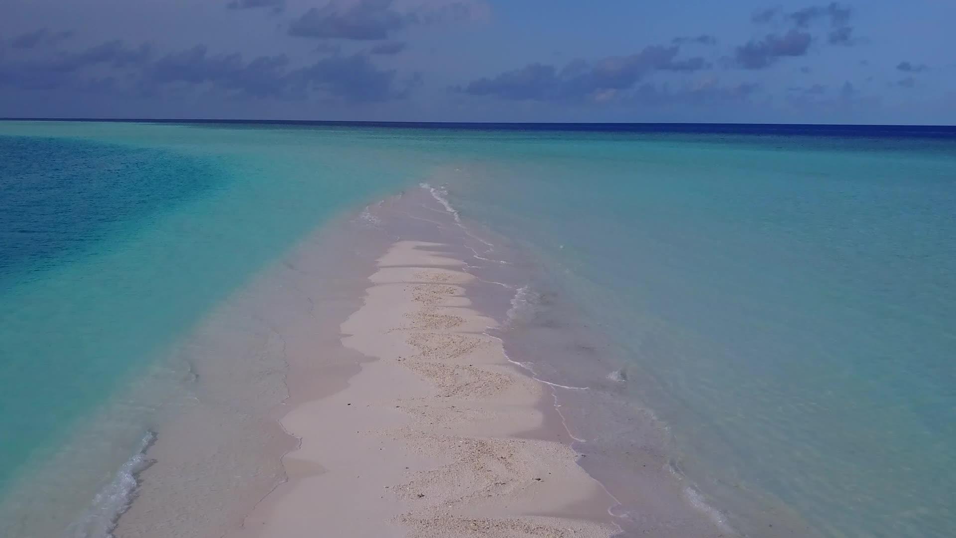 宁湾海滩航行蓝色海平面白色沙滩背景视频的预览图